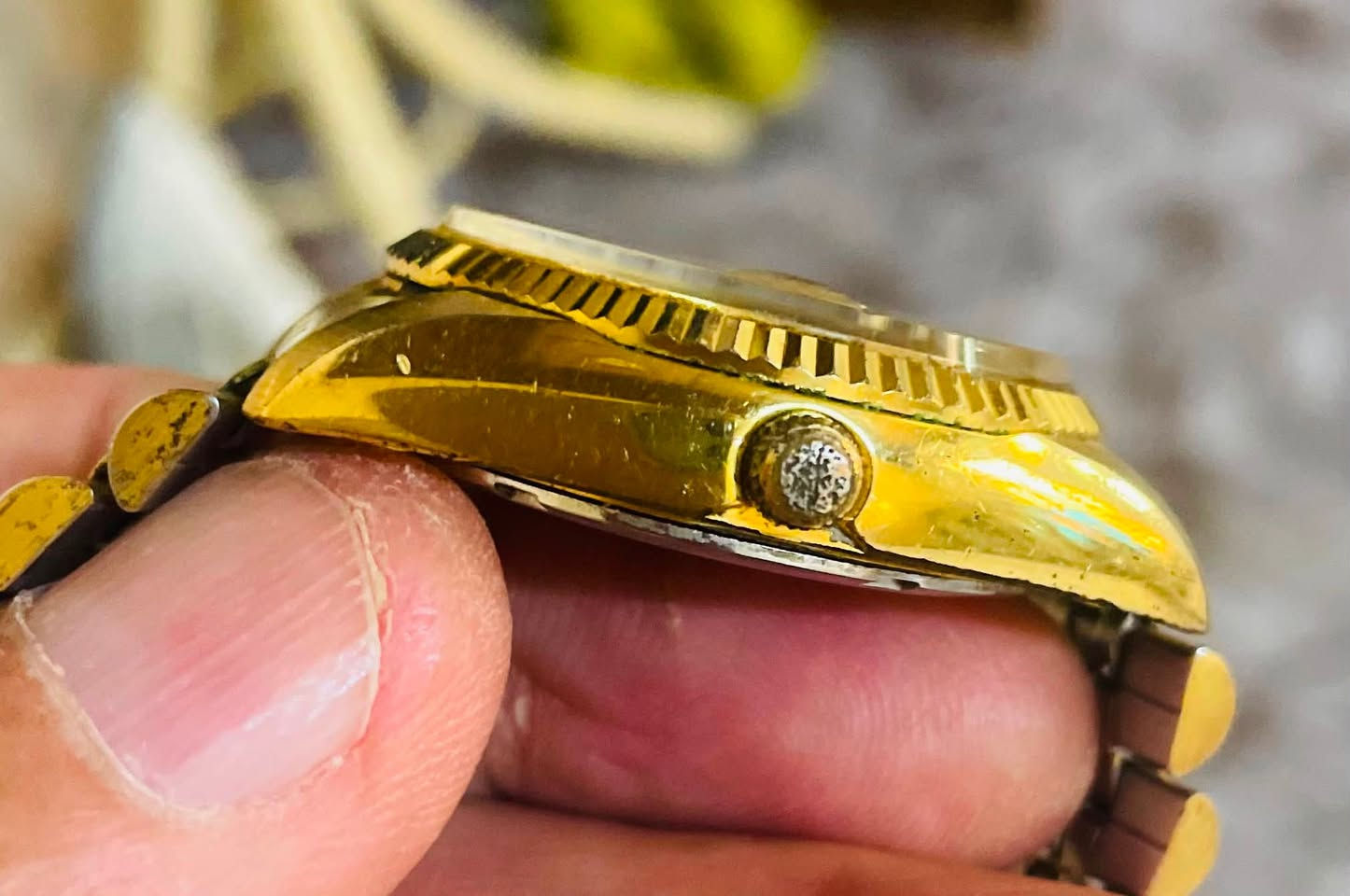 ساعة ألجن(ELGin) ياباني اصلي انتاج عام 1995 كوارتز (بطاريه) القطر 36 ملم 
الهيكل مصنوع من الفولاذ المقاوم للصدأ 
طلاء ذهبي بالكامل ثابت
منفذ التاريخ اليومي عند الرقم 3 
ومنفذ لايام الأسبوع عند الرقم 12
أميال وفواصل (لامينوس)
التصميم مستوحى من ساعة رولكس 
مقاومة للماء حتى عمق 100 متر
نظافة الساعه ممتازه
وقت مضبوط جداً جداااااً
السعر 75 ألف 
للمهتم خاص ***********
المكان كركوك يوجد توصيل
