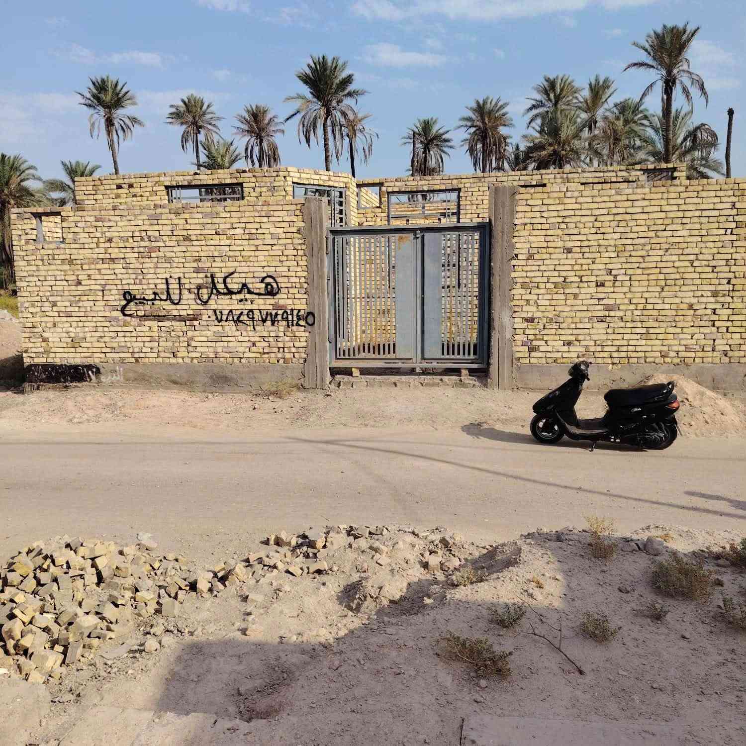 البيت مساحة 220
غرفتين وصالة واستقبال ومطبخ حار وبارد البيت خريطة حلوة ومرتبة
ومثل ماواضح بالفيديو
العنوان الكوفة الصوب الصغير شارع مدرسة المستنصرية
للاستفسار والتواصل 
***********
واتساب ***********

