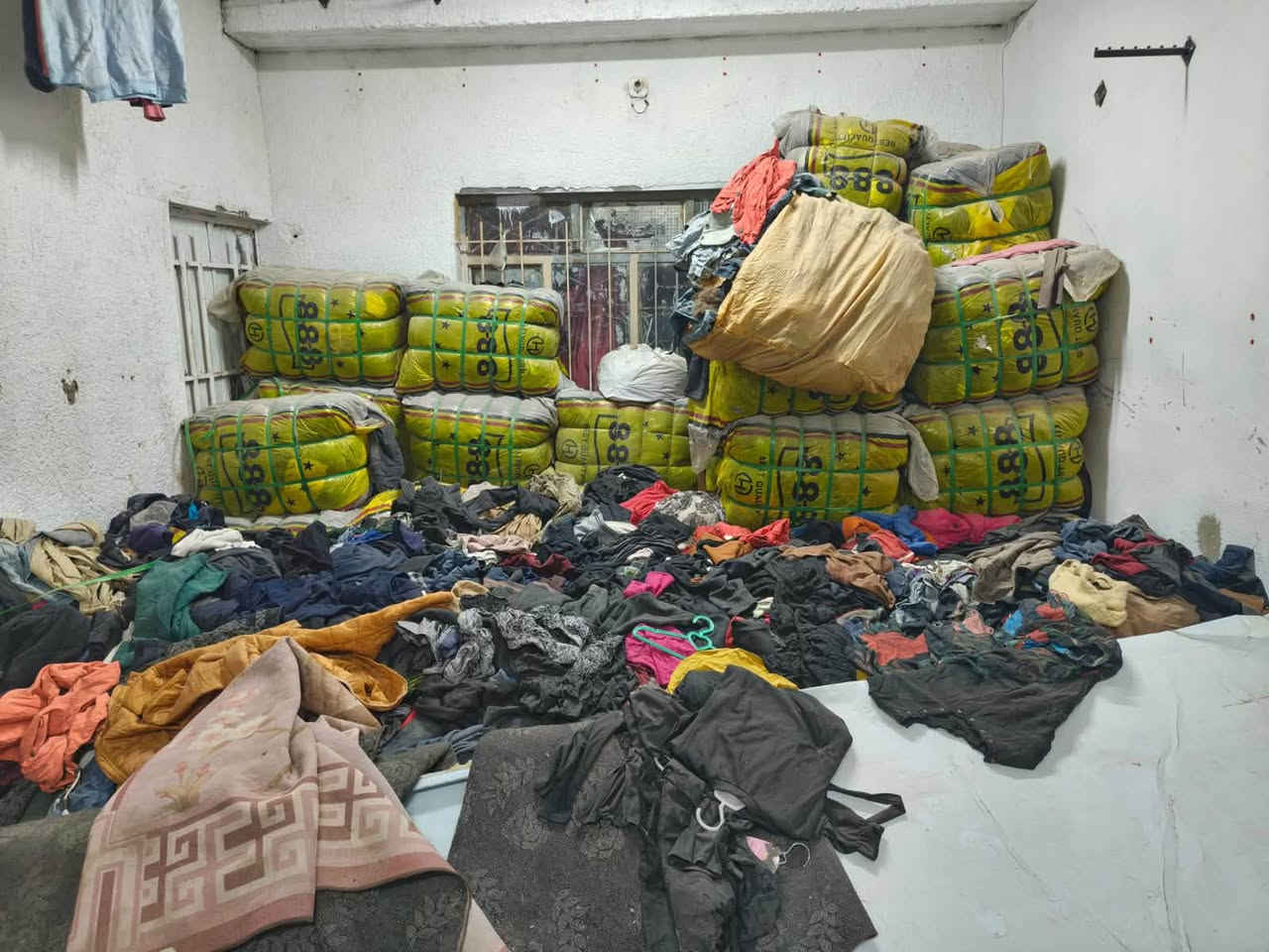 مكالف بلنشر  كبسات ام80كيلوو العدد البيه من150له350قطعه تعزيلت محل المكان كوت  حي جوادين
السعر الكبسه الوحده $25الف وبيهن مجال حك الجيه 
وهاذني لي مطشرات عل ربع دينار
( ***********)
ملابس الأطفال  
ملابس الكبار 
وملابس نسائية
