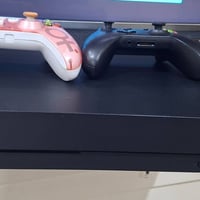 ​الجهاز: إكس بوكس وان إكس (Xbox One X) بحالة ممتازة (نظيف لوك ستيكر، غ...