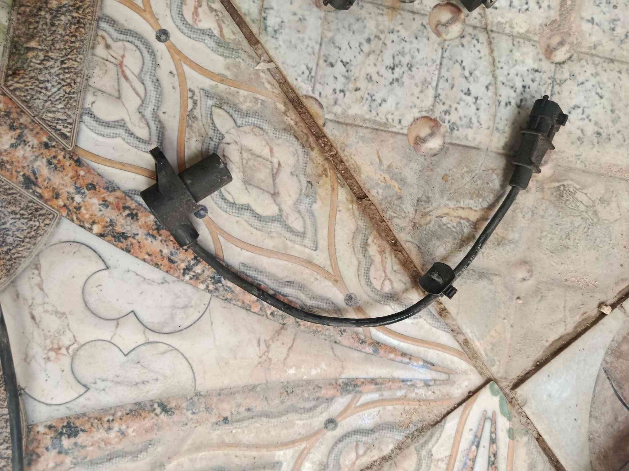 السلام عليكم كراسي مكينه +جوز مسطره+جوزة كابسه +يدة باب سلفري وقبق كاز سلفري +حساس كرنك+قفال باب امامي سايق كامل + نوزلات عدد 2 ..مكينة7 سورنتو غراض كلهن مال كصه وشغالات *********** قيم بلي يرضي الله ودلل
