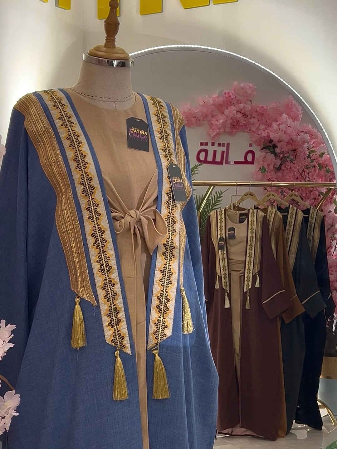 ازياء فاتنة
بشت وجمبسوت 
موديلات فاتنة… ماتتفوت 
حصراً من ماركة فاتنة 🤍
• تكدرين تاخذين البشت وخد والجمبسوت وحد او تاخذيهم سوية 
• ⁠البشت فــــري ســايــز 
• ⁠طول البشت مـטּ الكتف للاخير 160 سم 
• تفصيله مريحة فصال فخم 
• ⁠ قماش كتان ذاب نفسة ، 
• ⁠الحمبسوت بي اربع قياسات 
• ⁠ موديله لف علمود يتخصر ؏ الصدر 
• ⁠طول الجمبسوت مـטּ الكتف للاخير 165 سم ✨
• ⁠قماشه كتان مشخط مناسب وية ڪُـل المـــــوديلاتـــﮯ والبشتات ، 
• الضهر بي سحاب لسهولة اللبس 

قطعة تبقى وياج سنين وما تبطل موديلها 👌

متوفر حالياً بكمية محدودة
راسلينا خاص واحجزي بسرعة قبل النفاذ 💌

#ازياء_فاتنة⁩⁩
قالب راهي⁩
_______________________ 
🖋️ االــخـــــــاامــة :- 
كتان صيفي ” أو “كتان البوبلين”
وهي خامة تتميز بمتانة عالية تحافظ على شكله ورونقه حتى مع كثرة الاستخدام. ، يعتبر مثالي لملابس المحجبات لان 
  يعطي مظهر أنيق،
_______________________ 
القياسات 1/2/3/4 
قياس 1 :- 
 تلبس وزن من 70 الى 80 كــــيـلـو 
يعني يلبس قياس. 42. 44 

🌱قياس 2 :- 
تلبس وزن من 80 الى 90 كــــيـلـو 
يعني يلبس قياس 46. 48

🌱قياس 3 :- 
تلبس وزن من 90 الى 100 كــــيـلـو 
يعني يلبس قياس 50. 52.

🌱قياس 4 :- 
تلبس وزن من 100 الى 120 كــــيـلـو
يعني يلبس قياس 54. 56. 58
_______________________ 
سـ✿ـــعـــر  الطقم كاملاً  بـــ 55 الفــــﮯ  ________________________________ 
ســــعـــر  البشت بـــ 40 الفــــﮯ 
ســــعــر الجمبسوت بـــ 35 الفــــﮯ 
_______________________ 
للحجز والاستفسار المراسلة ؏ــلى الواتساب :- ***********
***********

نص مكتوب في الصور:
- الخامة :- كتان صيفي " أو "كتان البوبلين" وهي خامة تتميز بمتانة عالية تحافظ على شكله ورونقه حتى مع كثرة الاستخدام. ، يعتبر مثالي لملابس المحجبات لان يعطي مظهر أنيق،