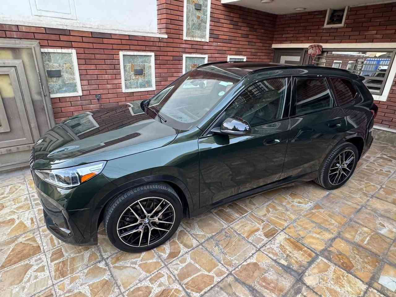 🔥 BMW X1 موديل 2023 | Full Option 🔥

🚘 BMW X1 2023 – xDrive AWD
🟢 لون Olive Green مميز ونادر
💰 السعر: 275 ورقة
📍 العنوان: بغداد – الدورة – شارع أبو طيارة
📞📱***********
📊 عداد المسافة: 63,000 ميل

✅ ضرر جانبي فقط – بدون ضرر بالدواخل
✅ جميع الـ Airbags سليمة
✅ رقم أربيل وباسمي شخصياً

سيارة فول مواصفات Full Option تجمع بين الفخامة، الأداء والتكنولوجيا:

• دفع رباعي xDrive AWD
• كامرات محيطية 360° Surround View Camera
• داتا شو Head-Up Display (HUD)
• سماعات Harman Kardon Premium Sound System
• صندوق كهربائي ذكي Electric Smart Tailgate
• إنارة محيطية Ambient Lighting
• إنارة ترحيبية مع شعار BMW Welcome Light / BMW Logo Projection
• شاشة وسطية Central Display
• عدادات رقمية Digital Cockpit
• Apple CarPlay & Android Auto
• دخول وتشغيل بدون مفتاح Comfort Access / Keyless Entry
• تشغيل زر Push Start
• حساسات أمامية وخلفية Parking Sensors
• مثبت سرعة Cruise Control
• تكييف ثنائي المناطق Dual-Zone Climate Control
• Electric Parking Brake + Auto Hold
• أنظمة قيادة متعددة Driving Modes
• مقود متعدد الوظائف Multi-Function Steering Wheel
• مرايا كهربائية Power Folding Mirrors
• إضاءة Full LED
• مقصورة وتشطيبات فاخرة Premium Interior
• والعديد من المواصفات الأخرى.

🔥 BMW X1… مواصفات عالية، لون مميز وحضور مختلف!

📞 ***********
*********** بغداد, العراق
