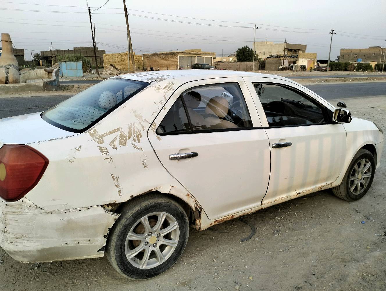 ​للبيع: جيلي سيدان موديل [2011]
​النوع: جيلي (Geely)
​الطراز: MK
​المحرك: 1.6 لتر، 4 سلندر
​ناقل الحركة: يدوي (مانيوال)
​اللون: أبيض
​اللوحة: بابل القاسم  جمعيه ( العراق)
​حالة السيارة:
السيارة بحالة ميكانيكية جيدة، تعمل وتسير بشكل نظامي. المحرك والجير بحالة ممتازة. السيارة بحاجة لبعض الاهتمام التجميلي البسيط (سمكرة وبويا وتنظيف داخلي) لتصبح بحالة مثالية.
​
​يوجد بعض الصدأ في الرفارف الخلفية كما هو معتاد في هذا الموديل.

كامل الاوراق اصوليه وكامله  وصاحب السياره من اهالي الديوانيه ويمكن التحويل بالاتصال مع صاحب السياره الاصلي ونطيك رقم المالك الاصلي بعد الشراء 

​السعر المطلوب:
25 ورقة 
السعر قابل للتفاوض للجادين بالمعقول.
​
للتواصل والاستفسار:
يرجى الاتصال على الرقم: [***********]
(متوفر أيضًا عبر واتساب)