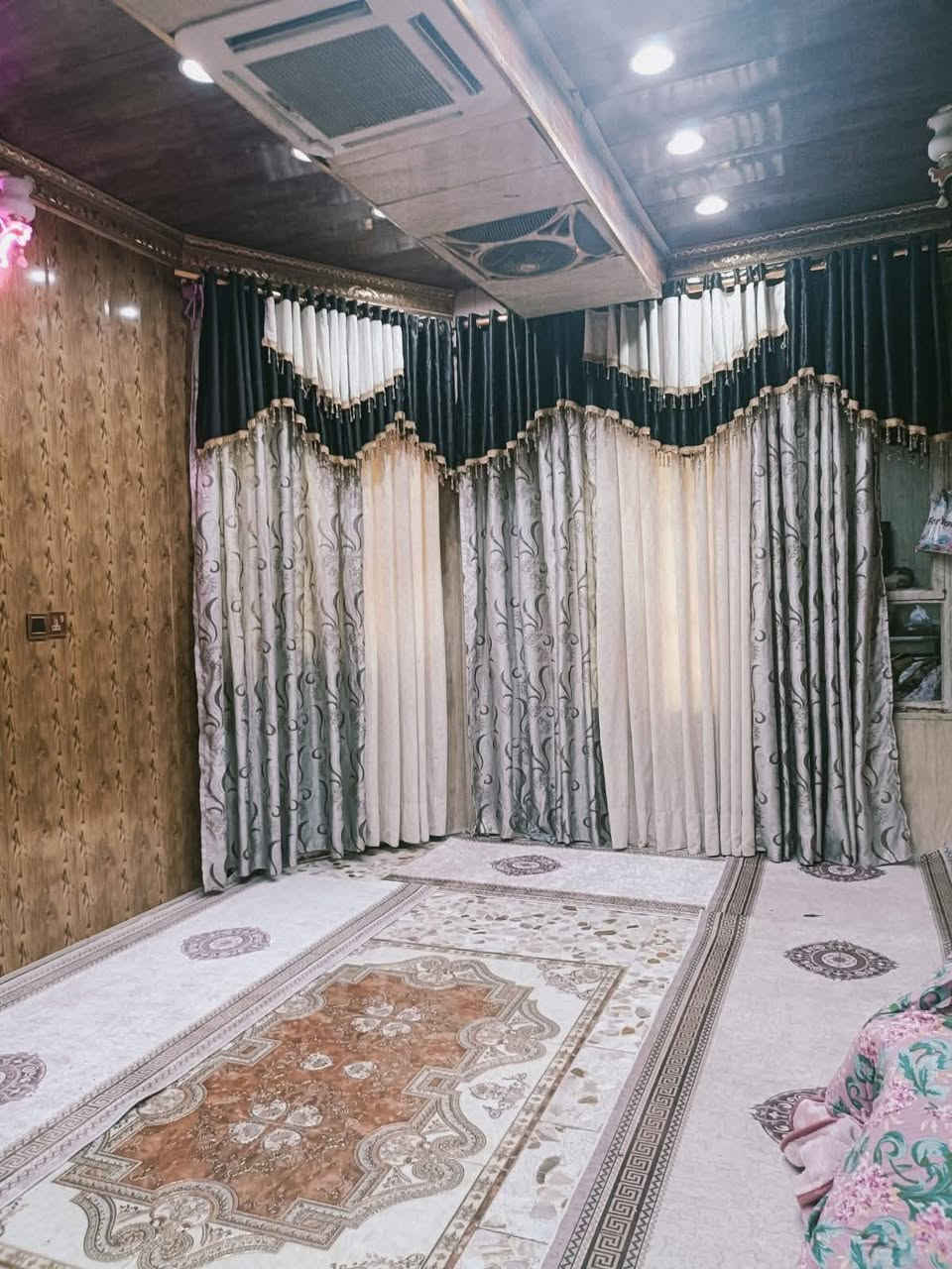 بيت لبيع واقع حال كفائات العبيدي مساحه 120متر بنا حديث قرب شارع 50السعر 45رقم الهاتف ***********
