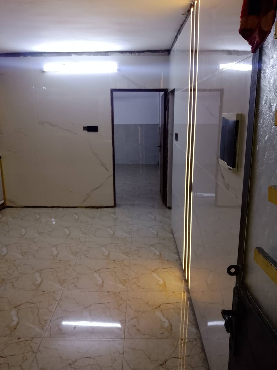 دار للبيع المساحه ١٠٠متر العنوان الحبيبيه شارع السجه قرب مطعم سلام للاستفسار الاتصال على الرقم *********** السعر ٦٢ وبي مجال
