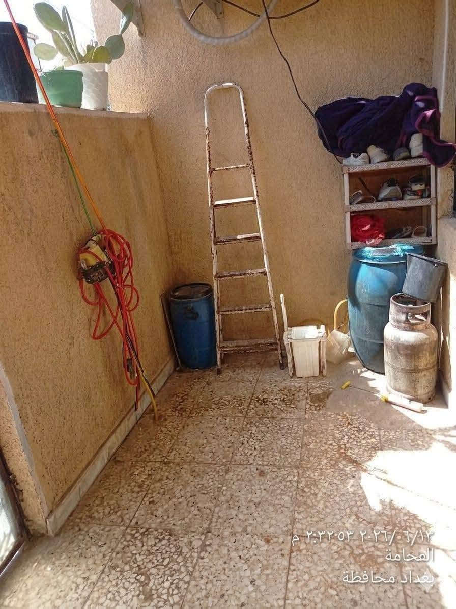 سلام عليكم بيت للبيع ٧٥
طابق ونص المربع الثالث شارع الكابينه الطابق الاول طرمه واستقبال ومطبخ وصحيات وممر وترك وغرفه 
الطابق الثاني سطح شتايكر وغرفه نص ستاره سندويج تركي فقط سندويج والارض شتايكر وبلكونه صغيره وبيتونه  سعر البيت ٧٥

نص مكتوب في الصور:
- ٢٠٢٦/٠٣/١٣ ٢:٣٢:٥٣ م
- الحَمامة
- بغداد محافظة