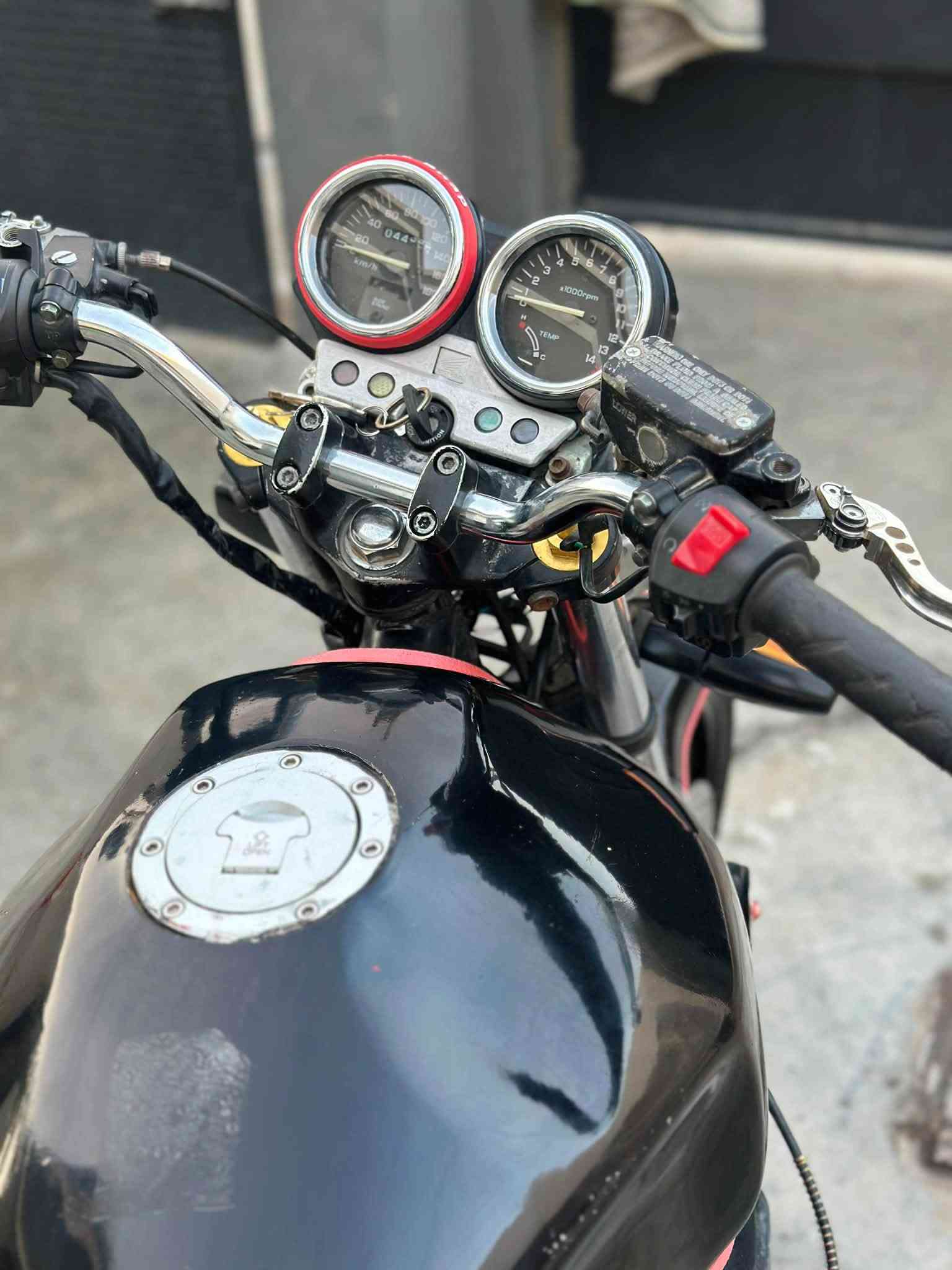 سلام عليكم CB 400✈️🔥 كير محرك شرط ما مفتوح كهربائيات كامل شلعه تخبل🔥
تايرات نضيف دسكات جدد سعر 14$ وبي مجال 

مكاني كركوك ***********
