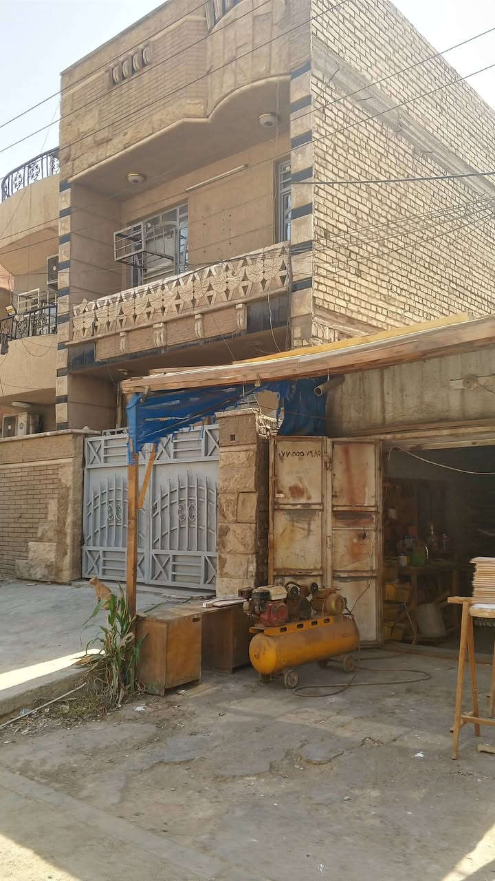مكلفه بلنشر مشتمل للايجار الشعب شارع عدن بظهر جامع الجهاد شارع الحدادين طرمه مدخلين استقبال مطبخ حولي حمام منور 
الطابق الثاني غرفتين نوم وحولي بدون دلاليه  
المساحه 80 متر  قريب كلش ع الشارع العام مال الشعب
