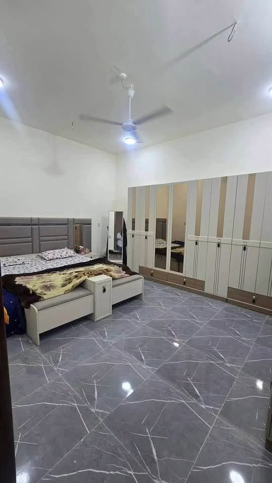 بيت للبيع 
المساحه : 200 م زراعي كونكريت مساح 
الموقع: حي الجامعة مجاور حيدر ابن حجي هندي 
بناء جديد + جاري العمل بالواجهه
محتويات البناء ( غرف نوم 2 + مطبخ حار وبارد + استقبال + صاله + صحيات داخليه وخارجيه + مخزن مع البيتونه 
خدمات كامله رقم ابو البيت***********

