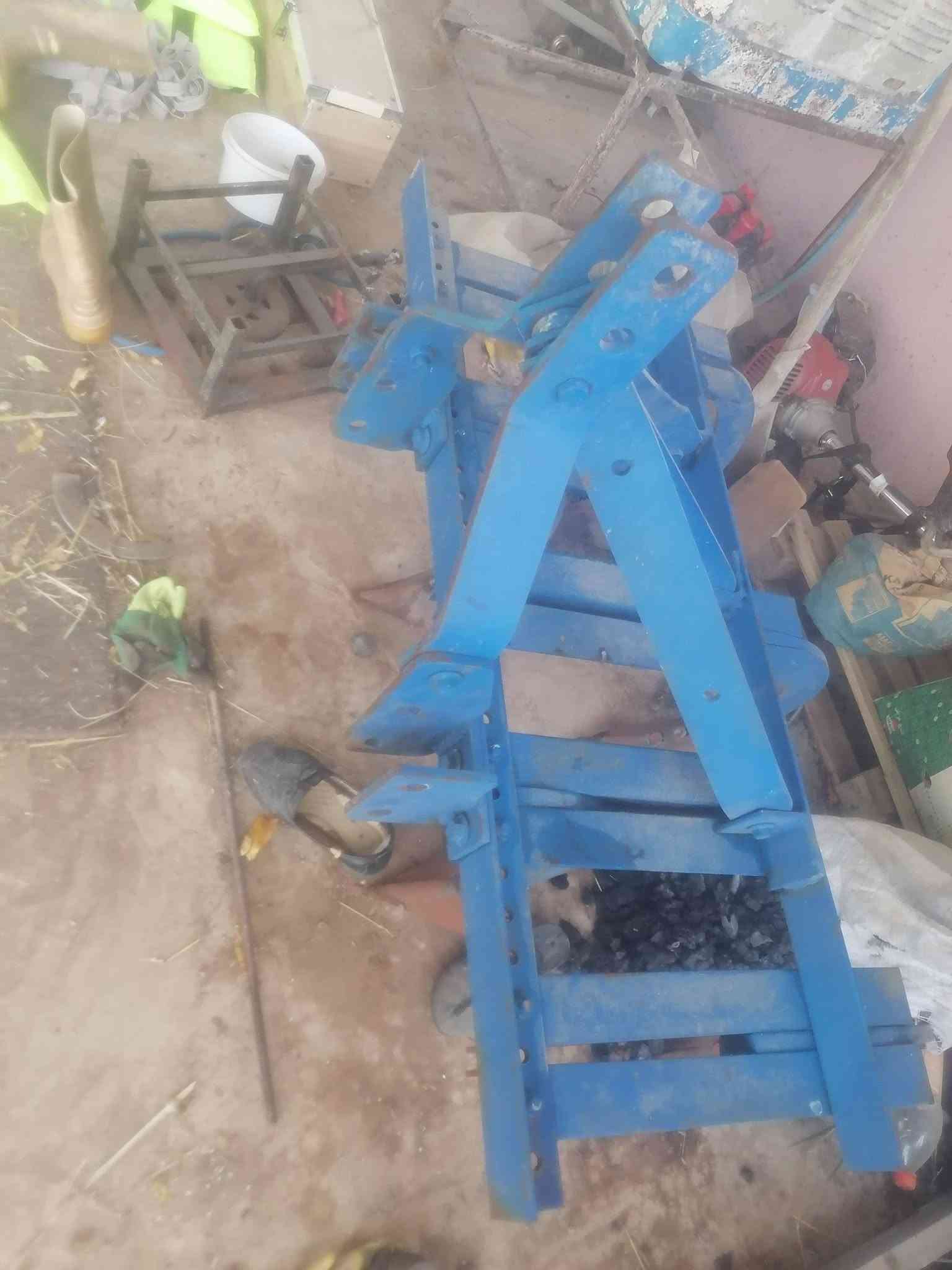 السلام عليكم تركتور بو فروتنێ یە ژ جورێ کابوتا (یابانی) حجم 19.5 بالتەو گێسن و خرماشە و عربانە ل گەلن ت/***********
