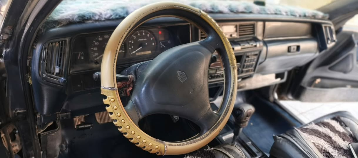 سيارة ارنب للبيع مديل ١٩٩٣ سيارة نظيفه كلشي شغال بيها تبريد كهربائيات محرك ٥'٢ كير محرك تمام بيها ضربه بالمدكر الخلفي سعر السيارة ٥٥ وبيها مجال سيارة بسمي تحويل ثاني يوم مكاني بصرة شط العرب
***********
