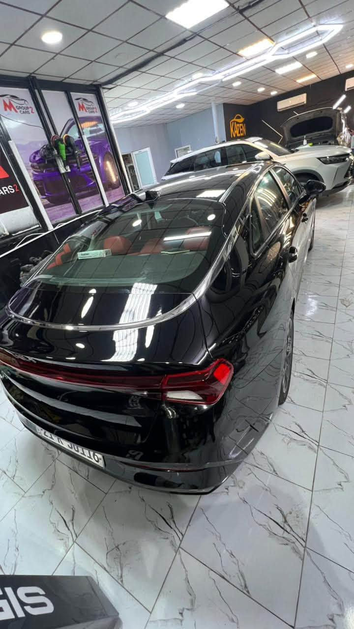 Kia K5 2022 1600 تيربو 
عدد الكيلومترات ١١٤ كيلو
- المحرك: 1.6 لتر، 4 أسطوانات، تيربو 
- ناقل الحركة: أوتوماتيك من 8 سرعات (8-Speed Automatic) .
- نظام الدفع: دفع أمامي (FWD) 
- سعة خزان الوقود تصل الى ٦٨٠-٧٠٠ كم 
- سعة التخزين: شنطة خلفية (Trunk) بحجم 16 قدم مكعب .
- شاشة نظام معلومات ترفيهي بحجم 10.25 إنش (قياسية في GT-Line) .
- الاتصال: Apple CarPlay و Android Auto (لاسلكي و سلكي)، بلوتوث، راديو HD و Satellite .
- نظام الصوت: 6 سماعات .
- المقاعد: جلد احمر 
- ميزة التحكم بالمناخ أوتوماتيكيًا مع ميزة التأقلم مع المكالمات 
- رادار امامي
- رادار خلفي
- رادار جانبي
- حساس اطارات
- تحذير مغادرة المسار (Lane Keeping Assist) .
- تجنب التصادم الأمامي (Forward Collision-Avoidance Assist) .
- تنبيه النقطة العمياء (Blind-Spot Collision Warning) .
- تنبيه المرور الخلفي (Rear Cross-Traffic Collision-Avoidance Assist) .
- كاميرا خلفية دوارة بلادية
- مثبت سرعة ذكي مع التوقف والانطلاق (Smart Cruise Control w/ Stop & Go) .
- مساعد القيادة على الطرق السريعة (Highway Driving Assist) .
- مثبت سرعة ملاحي للتكيف مع المنحنيات (Navigation-based Smart Cruise Control-Curve) .
- إضاءة خارجية: مصابيح أمامية بروجيكتر بتقنية LED .
- تبريد تدفئة شغالات ١٠٠٪؜
- سايد بريك بصمة

الضرر بنيد بدون شواصي مصبوغ ومرجع ع البارد نفسه البلادي 
المكينة من امريكا معدلين السنتر 
بيها رصعات شوف العين 
طخم تايرات تايلندي درجة اولى 
تبريد ثلج 

السعر ١٥٥$

*********** 
البصرة - الجبيلة
