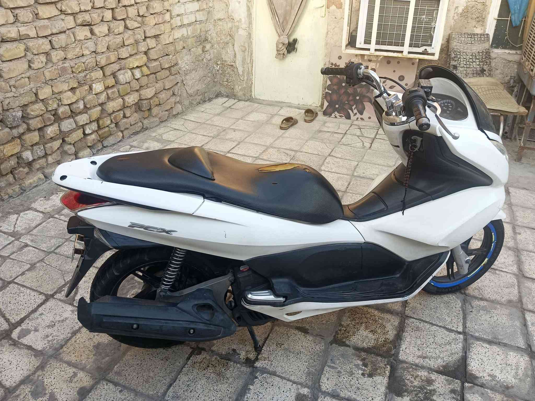 السلام عليكم pcx جيل الاول ياباني مكينه 150
دراجه نضيفه ماشيه 44 الف دراجه كامله 
مكينة مكفوله برغي ما مفتوح بيه 
نقصه واير كيلومتر بس كهربائيات كله شغاله 
اي نقص مابيها كفرات اصليه نضيفه 
عارضه ب1300 وبيه مجال مكاني الشعله 
الشراي يتصل ***********
