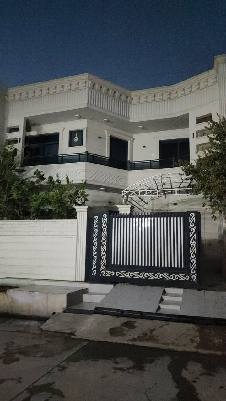 دار للايجار طابقين 200م يتكون الطابق الاول حديقه وهول كبير وغرفتين نوم ومطبخ حار بارد مع كاونتر امداف ومرشحة وطباخ عدد2 بيت صفر وحمامات عدد2 وتواليات عدد2 ومنور عدد2 الطابق الثاني يتكون من غرفتين نوم ومطبخ وهول وحمامات عدد2 وتواليت ومنور وسطح كبير *********** العنوان حي الجامعه قرب جامعه كركوك
