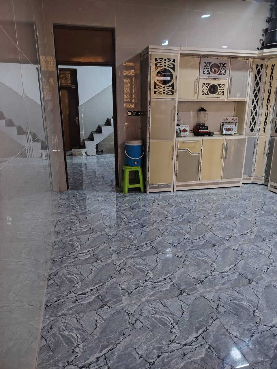 سلام عليكم
بيت طابقين للبيع طابو أسهم سند ٢٥ تحويل باسم المشتري 

مساحه ٢٠٠ م

موقعه خلف محطه القطار شارع ال عجيل رئيسي

يبعد عن سجه القطار ٣٠٠ متر عرض شارع ١٣ متر ورئيسي ١٨ متر ثاني بيت عن ركن

يحتوي الطابق الأول على

استقبال ومطبخ وصاله وغرف ثنين كبار وحمامات

وطابق ثاني يحتوي على

ثلاثه غرف كبار و صاله وحمامات

والاستفسار اتصل على

***********
