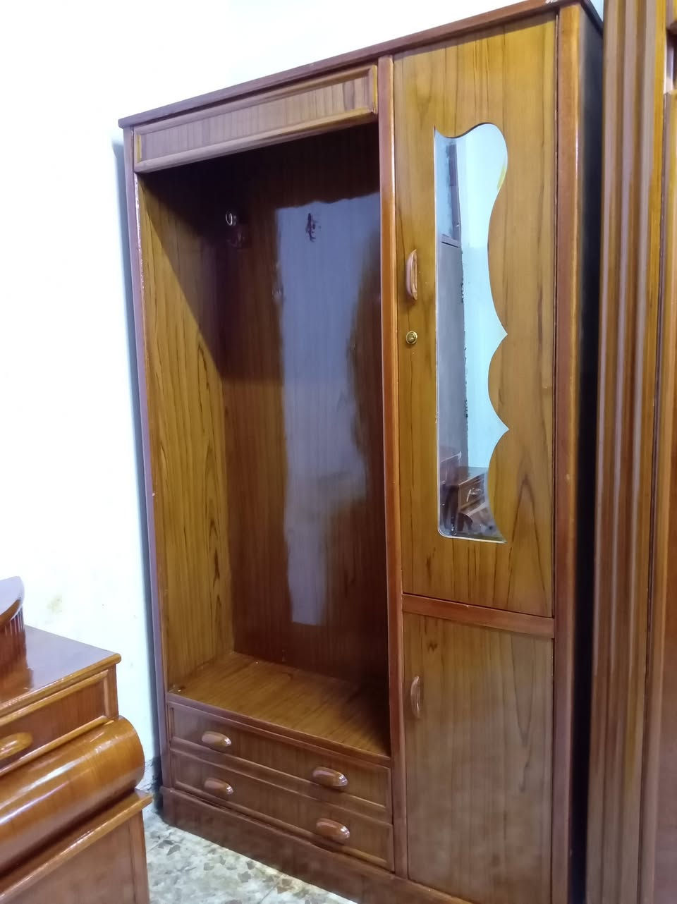 مكلف بلنشر غرفه تسكام نجاره صاج داخل وخارج ظهر جرجوبه ٩٠٠وبيه مجال مكانه حله للاستفسار الاتصال بلرقم ***********
