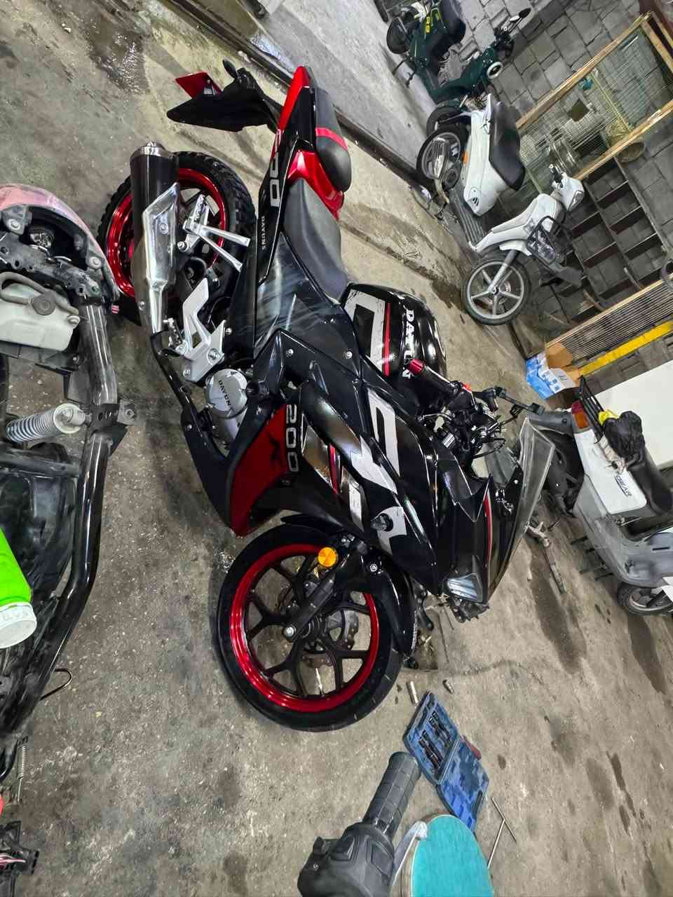 سلام عليكم
دراجة دايون R200 2024

حسب معلوماتي هاي القطعة الوحيده بكربلاء 

محرك200cc

عداد شاشة الكتروني وبي اشعارات الاعطال والباتري والدهن 

دخول ذكي واشارات ترحيب لمن تصير قريب عالدراجه وجهاز انذار سرقه بالبصمة وبالدراجه يعني اذا بعيد انته والدراجة تحركت حتنطيك البصمه انذار وصوت وهزاز

بريك امامي خلفي دسك 

كامل انارة الدراجة LED

درع حوادث يحمي الكفرات 

الدراجه فقط مكتابة بسبب دخول 2024 

السعر مليونين ونص ومجالها بسيط كلش ونظافتها 95‎%‎

*********** 

والله يرزق الجميع وكلشي موجود بالسوگ
