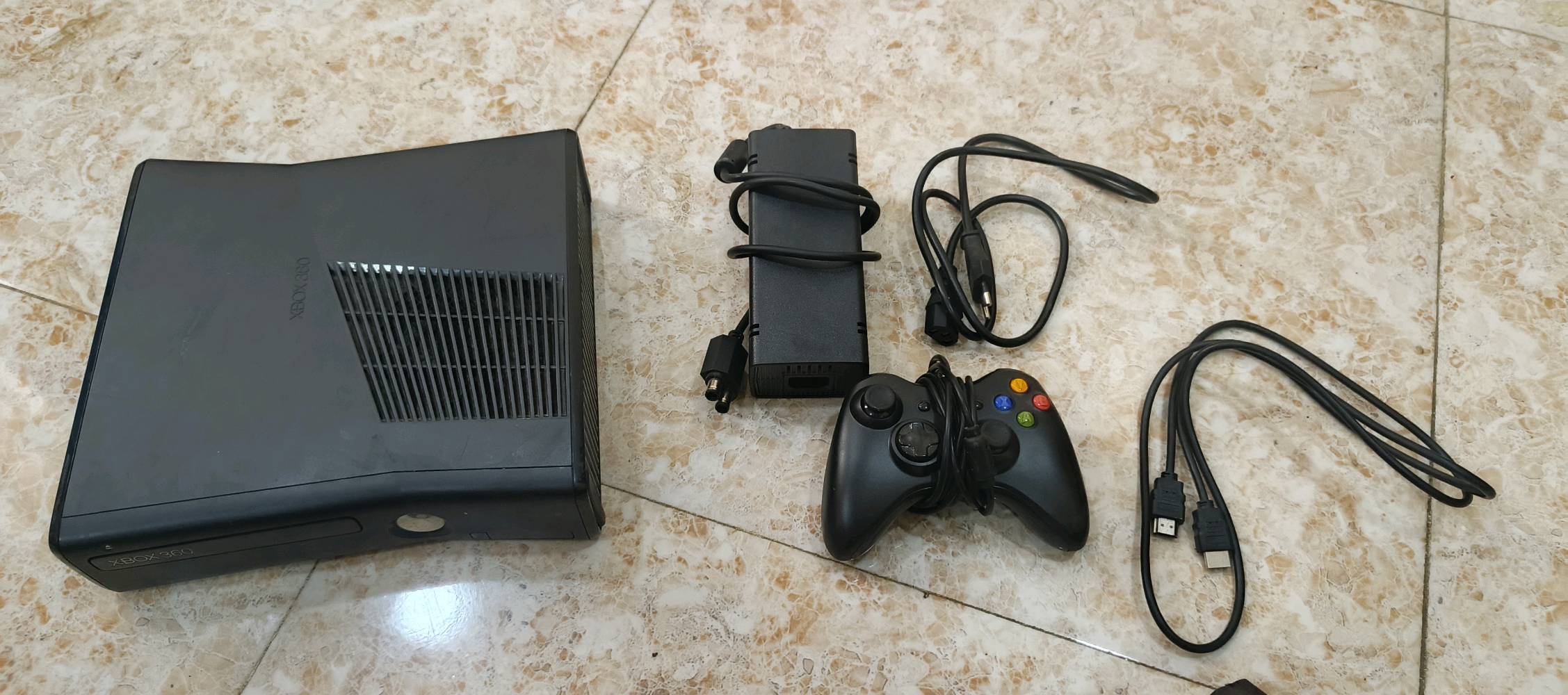 السلام عليكم اكس بوكس 360 سلم مستخدم ونظيف الكفر الخارجي مفتوح للتنظيف فقط يشهد الله ورسولة ونظامة اورورا احدث شيو ذاكرة  250G بي 117 لعبة كول اوف ديوتي جميع اجزائها و GTA5 و بيس 13 وفيفا و wwe17 ورزدنت ايفل 4.... الخ السعر 100 قفل والقرآن الكريم محتاج فلوس اريد اشتري لعبة GTA 6 للبلي 5 الصور موضح كلشي بيهن مكاني بغداد شارع حيفا أو منطقة العلاوي رقمي ***********
ممكن تذكرلي شنو الموديل بالضبط من الإكس بوكس 360؟ يعني سليم/إيليت/أسلات أو شنو؟: 
سلم
اليد اللي مرفقة شغالة زين؟ وهل هي أصلية لو بديلة، وبيها بطاريات/شاحن لو لا؟: 
الجوستك بالباكيت اخذتها والقران الكريم واير سلكي
عده سلك HDMI أو سلك AV ويا الجهاز؟ وشنو الأشياء اللي راح يستلمها المشتري بالضبط ويا البيع؟: 
محولة مالتة الاصلية وكيبل HDMI والجوستك عدد 1
هل الجهاز مجرّب وشغال 100% بدون مشاكل؟ يعني ما بيه حرارة زايدة، صوت عالي، أو تعليق؟: 
احدث نظام اورورا Aurora  ماكو اي حماوة فقط مفتوح الكفر للتنظيف فقط والله العظيم
التوصيل متوفر ببغداد لو بس استلام مباشر من شارع حيفا/العلاوي؟ وهل السعر نهائي لو بيه مجال بسيط؟: 
التوصيل فقط شارع حيفا و العلاوي السعر قفل 100 لان اريد اشتري GTA 6 للبلي 5 مثل ما موضح بالصور