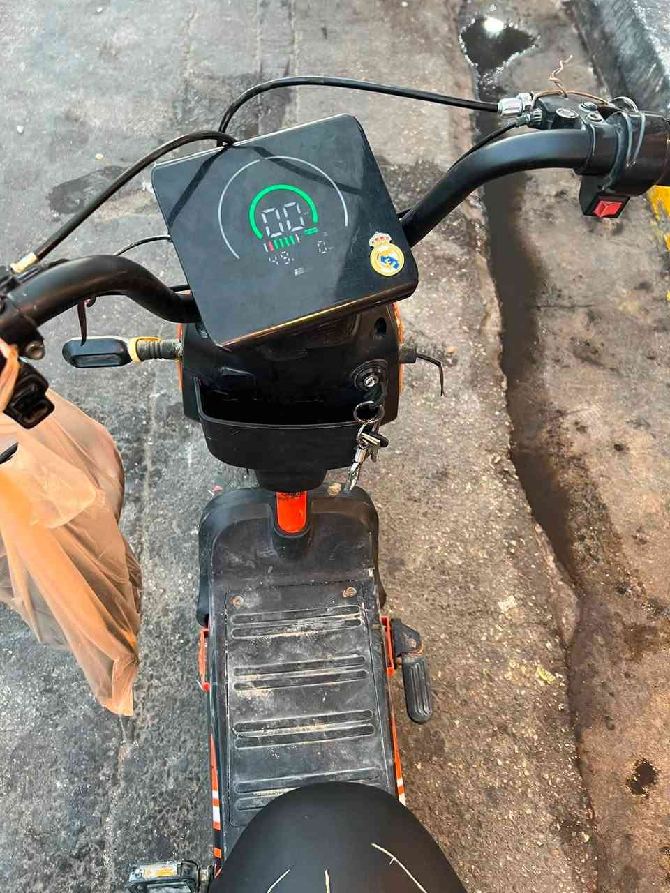 السلام عليكم للبيع باسكل شحن شغال بصمه بطاريات جدد لايتات كله شغال نقصه بس اشاير وبريك اتسوي رايده ٢٢٥الف 
رقم *********** وشاحنته ويا كامل
