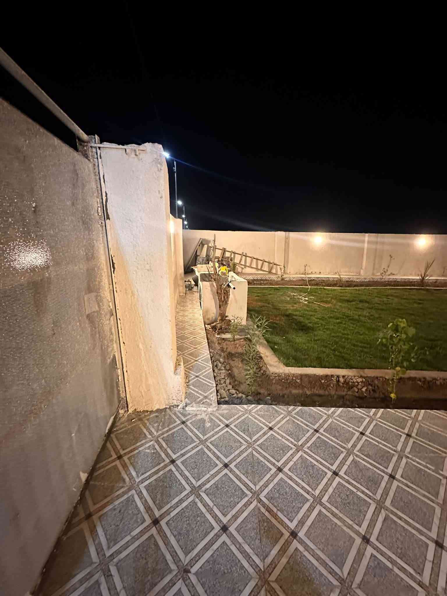 السلام عليكم مزرعه للبيع حي الفرات طريق السنيه السياحي مجاور سكه القطار خلف منتجع الحيوانات وحديقة الروشه سند زراعي ٢٥ مداور بأسم المشتري 
رفت كونكريت ارتفاع ٣٠ سم كله ارضيه المشتمل والكراج والداير وتسليح أبو النص وأبو ٣ اثمان
سقف كونكريت تسليح أبو النص وأبو ٥ أثمان وأبو ٣ اثمان
بناء طابوك وبلوك وملبوخ بطن وضهر المشتمل
ماطور عدد ٢ بير واسأله
ومولده 
وثلاجه 
وميز و٦ كراسي
وتخم وكاونتر وسنكي
وغرفه نوم 
وشوايه بناء 
ارضيه المشتمل بورسلاين والكراج بورسلاين ايفا
مصبوغه ومنثوره الجدران من الداخل 
مؤثثه وجاهزه للسكن 
بناء ٢٦ ما مسكونه

المساحه ٥٠٠ م واجهة ١٥ م بناء المشتمل ١٠٠ م حديقه ٢٥٠
كراجات ١٥٠
للاستفسار ***********
