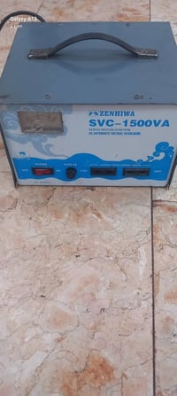 جهاز منضم الجهد 1500VA يحول من220V AC  الى 110V  AC يوجد في الامام منف...
