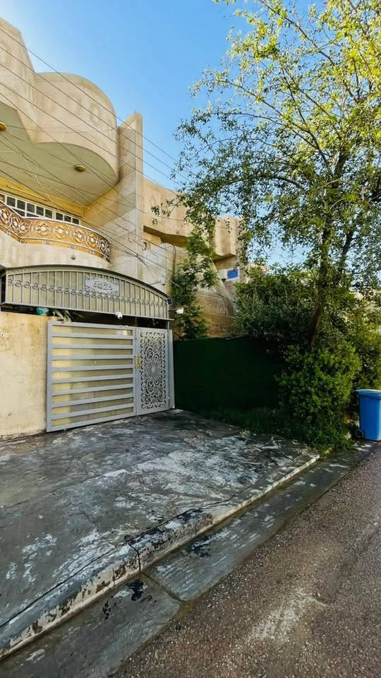 بيت سكني للبيع في منطقة جكوك / حي الأساتذة
📍 شارع 15

بيت بموقع ممتاز وواجهة مرتبة، مناسب للسكن العائلي. 

✨ تفاصيل العقار:  
▪️ المساحة: 150 متر  
▪️ الواجهة: 7.5 متر  
▪️ النزال: 20 متر  

منطقة هادئة وقريبة من الخدمات، مع توزيع ممتاز للمساحة 🌟

📞 للاستفسار والتفاصيل أكثر:  
***********
