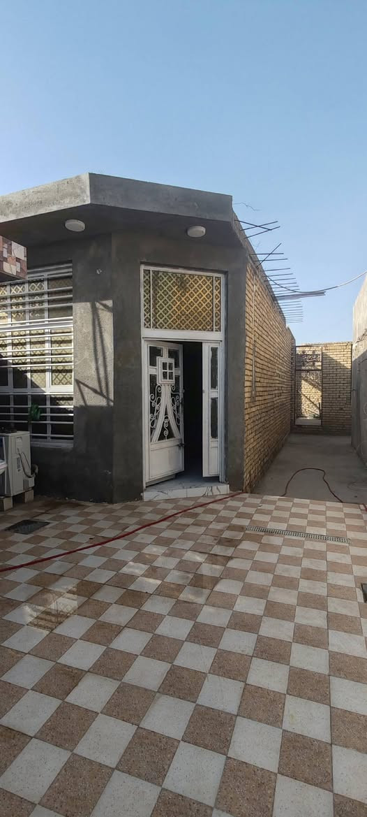 بيت 200متر +مشتمل 100متر +قطعه 80متر مسيجه ركن من ظمن النواب الظباط حي الجوادين وجها ع شارع الحي 
المشتمل حاليا مأجر
 تقاصيل اكثر ع خط ***********
