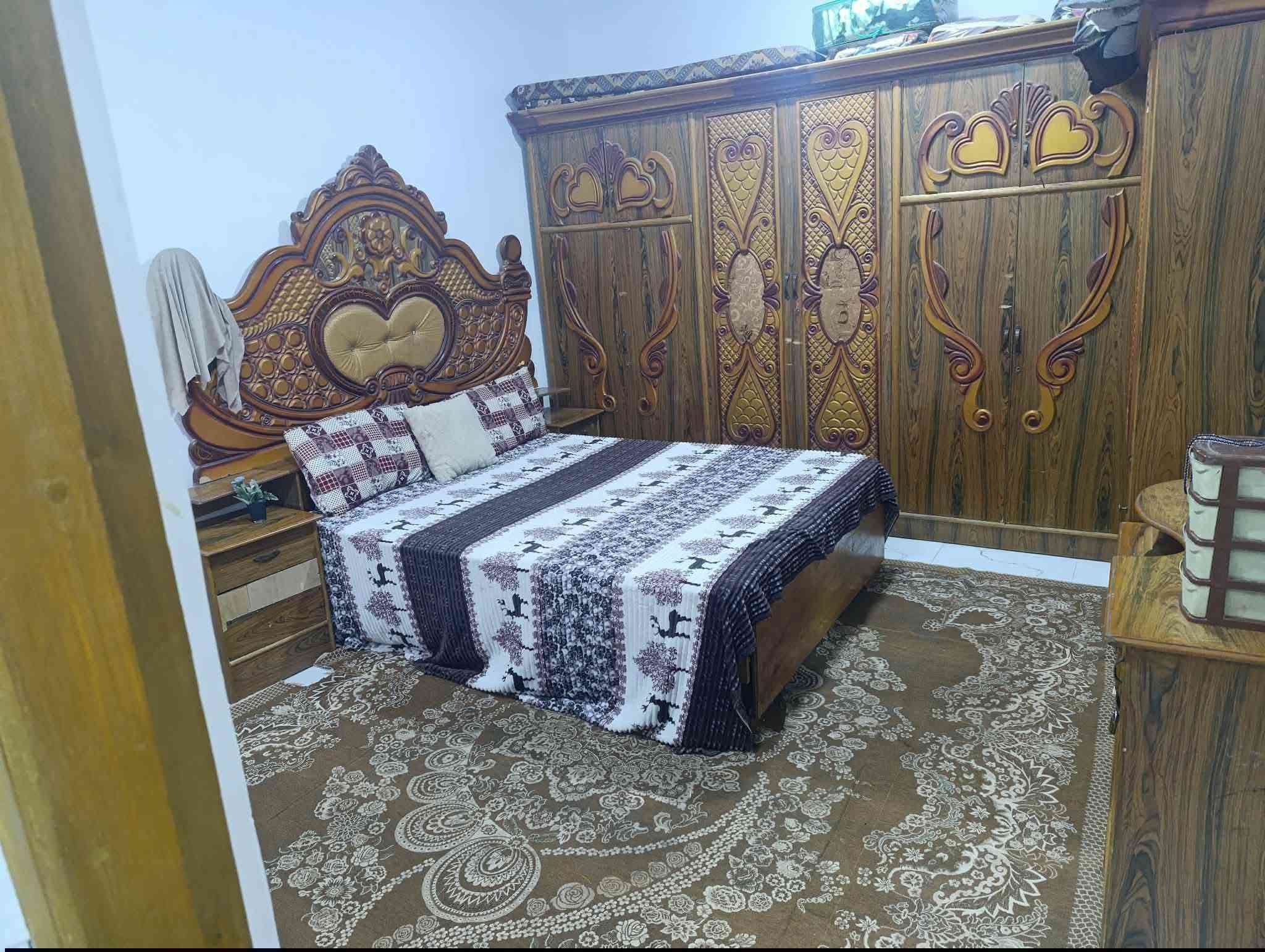 سلام عليكم 250 متر للبيع  اساس صب كونكريت بناء بلوك وعكاده يحتوي على غرفتين او صاله وستقبال العنوان نجف شارع المطار بشارع علكم بشارع حاتم الخير نهايت المقرنص شويه لكدام سعر 63 او بي مجال ***********
