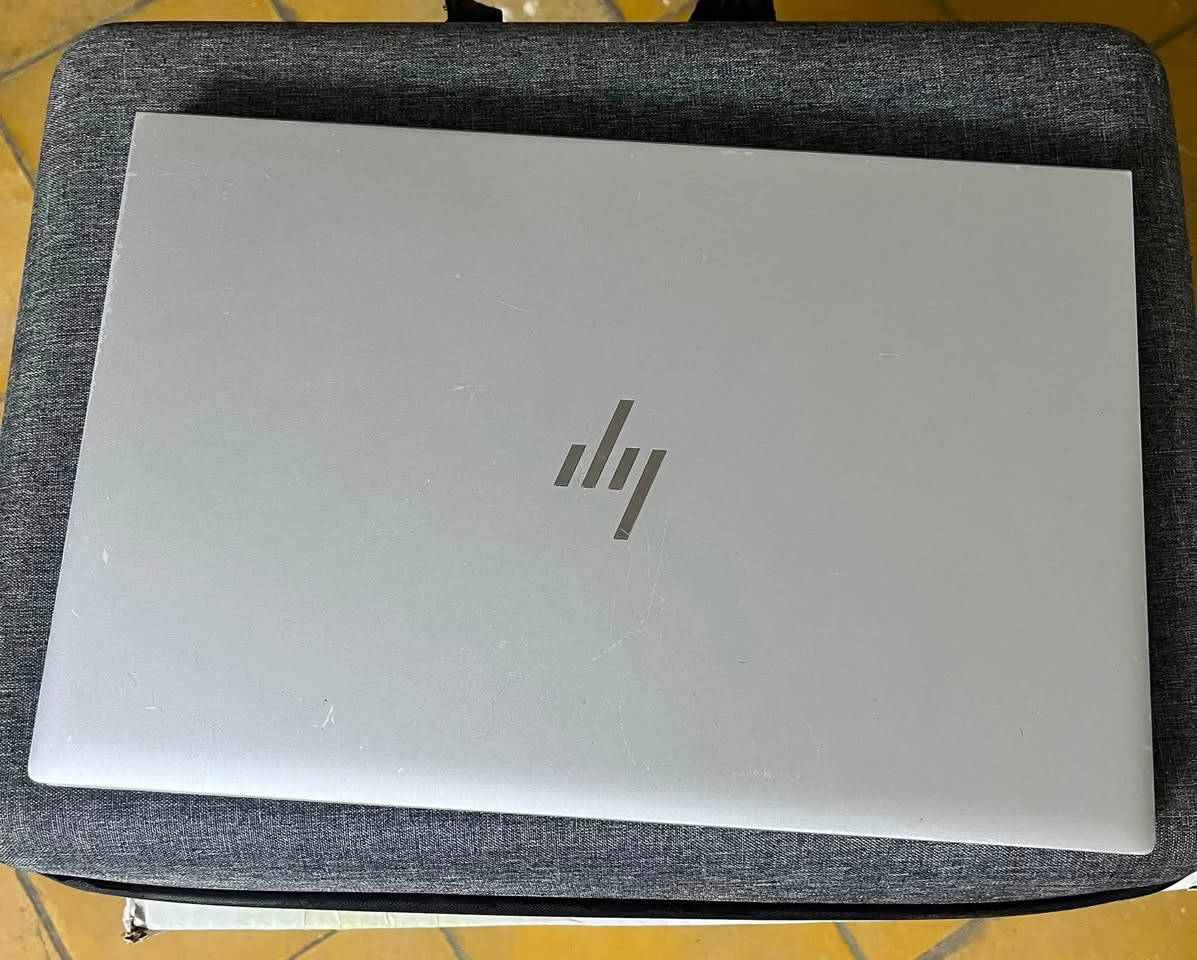 لابتوب HP جيل عاشر ورام 16 للبيع .
اللابتوب مفول مواصفات
بصمة اصبع
سبيكرات بجانب الى الكيبورد
تصميم سلم ووزنه خفيف
حواف شاشة نحيفه .
اللابتوب جدا نضيف وادائة قوي وممتاز يفيد الي عنده دراسة او العاب متوسطة او غيرها من الاستعمالات .
المواصفات :
 intel cori5 المعالج
الجيل : العاشر
INTEL GRAPHICS 8GB : كرت الشاشة
الشاشة : فول اج دي (FHD) حجم 14.3 دقتها والالوان جدا واضحه وتشغل 4K بالمشاهدة .
الرام : 16G نوع DDR4 فدشي راقي .
256GB ssd M.2 : الذاكرة
كيبورد عربي انكليزي ليزري .
كيبورد ميكانيكي .
سماعات ستيريو تكون باعلى اللابتوب .
كامرة امامية واضحه
غالق كامره سلايد
بطارية اللابتوب ليثيوم تطول فوك ال 4 ساعات بالاستعمال
المكثف.
المنافذ :
منفذ تايب سي للشحن
منفذ تايب سي للبيانات
USB منافذ
Hdmi منفذ

منفذ سماعات
وغيرهن بعد.
المميزات:
بصمة اصبع
كيبورد عربي انكليزي ليزري ميكانيكي .
لونه فضي من الخارج والداخل فدشي مرتب
منصب عليه وندوز 11 برو مفعل مدى الحياة
اللابتوب كلش نضيف ومواصفاته قويه ومحترمة وتصميمه كلش مرتب . 

سعره ٣٥٠ الف وبي مجال بسيط 
*********** واتساب فقط 
عنواني بغداد حي القاهرة
