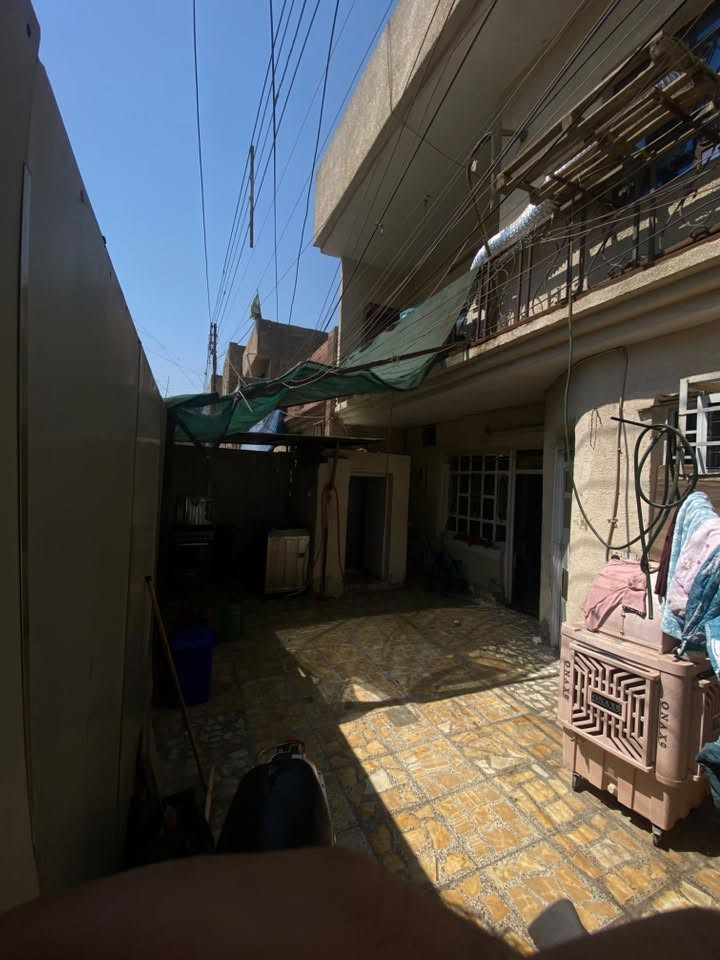 نصف قطعة للبيع 75متر مربعة طابو صرف بسمي الواجها 7ونص متر بناء مسلح
تحتوي على غرفتين جوة وغرفتين فوك  ومطبخ كبير و حوش كبير.  العنوان ام الكبر خلف شارع الضغط 

للاستفسار ***********
