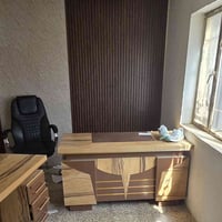 يوجد ٤ ميز مكتبي مع ٤ كراسي مستعملة نظيفة مكتبية السعر 150 لكل ميز وكر...