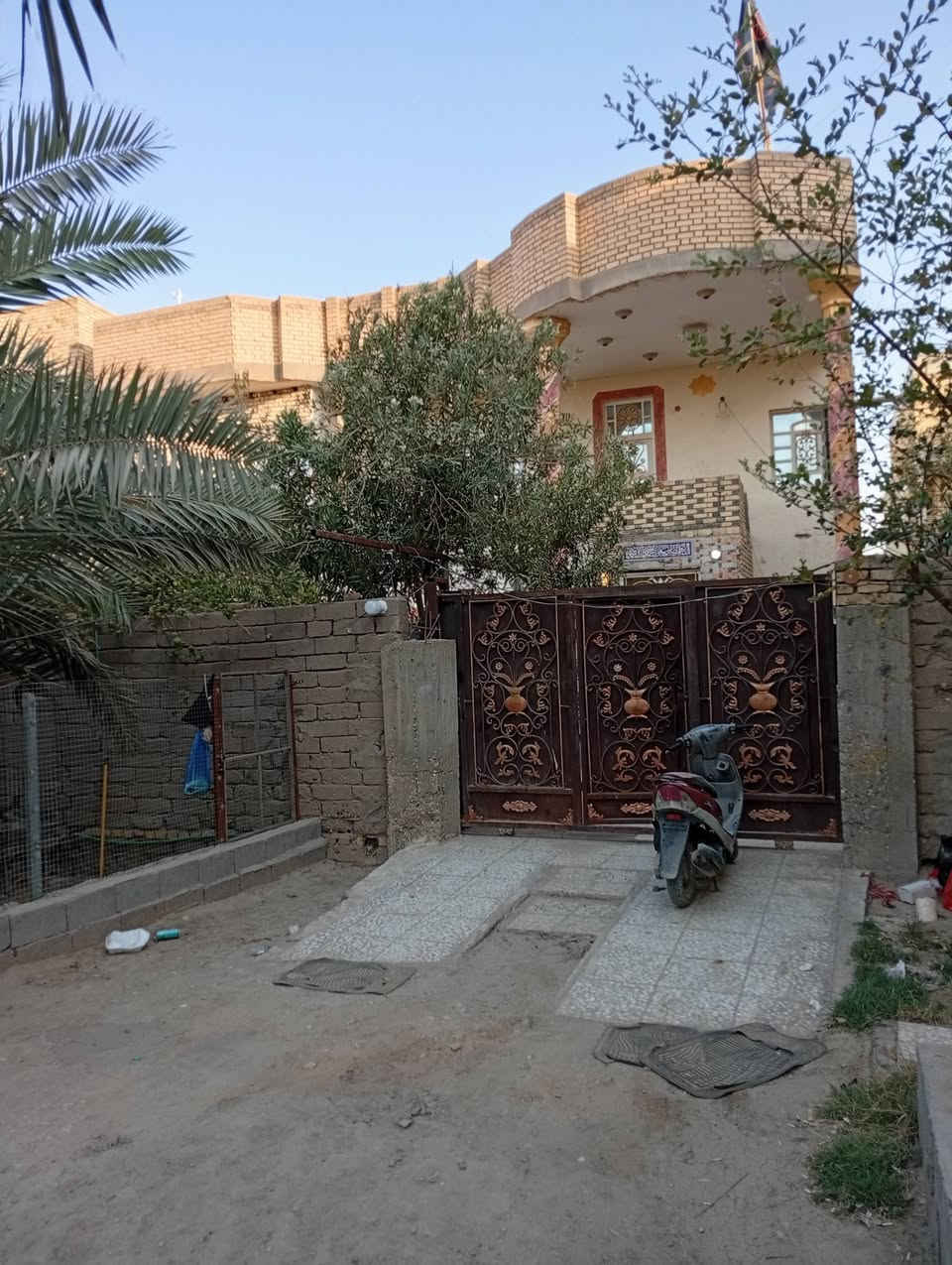 بيت لبيع في الناصريه منطقه عرجه مسحه لبيت ويحديقه داخليه 450م ولحديقه خارجيه 800م لبيت يتكون من صاله وصحيات وديونيه وهول 2غرف طابق ثاني صحيات 2غرف وهول ومغزن تفاصيل اكثر وسعر اتصال على رقم .........‏‪***********‬‏
