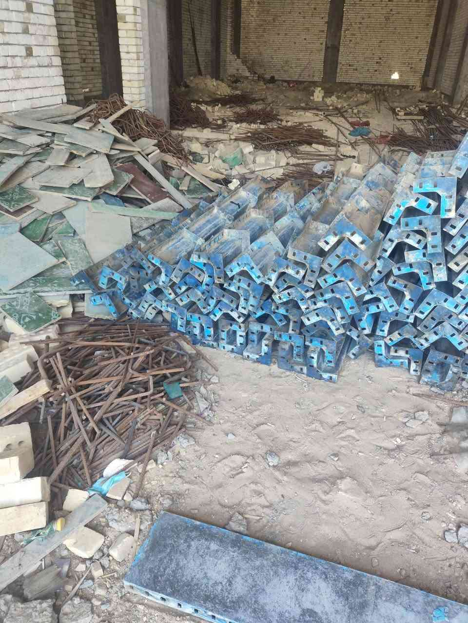 اخوان متوفر قوالب دنك تركيب 18دنكه ارتفاع 4.5عرض 70*45قوالب نظيفه جداً مثل ما موضحات  بالصوره مكاني كربلاء اني ناشرهن قبل فتره لكن ما اجاهن نصيب ملاحظه البيع بالدولار وعلى طن  لاتصال ***********
