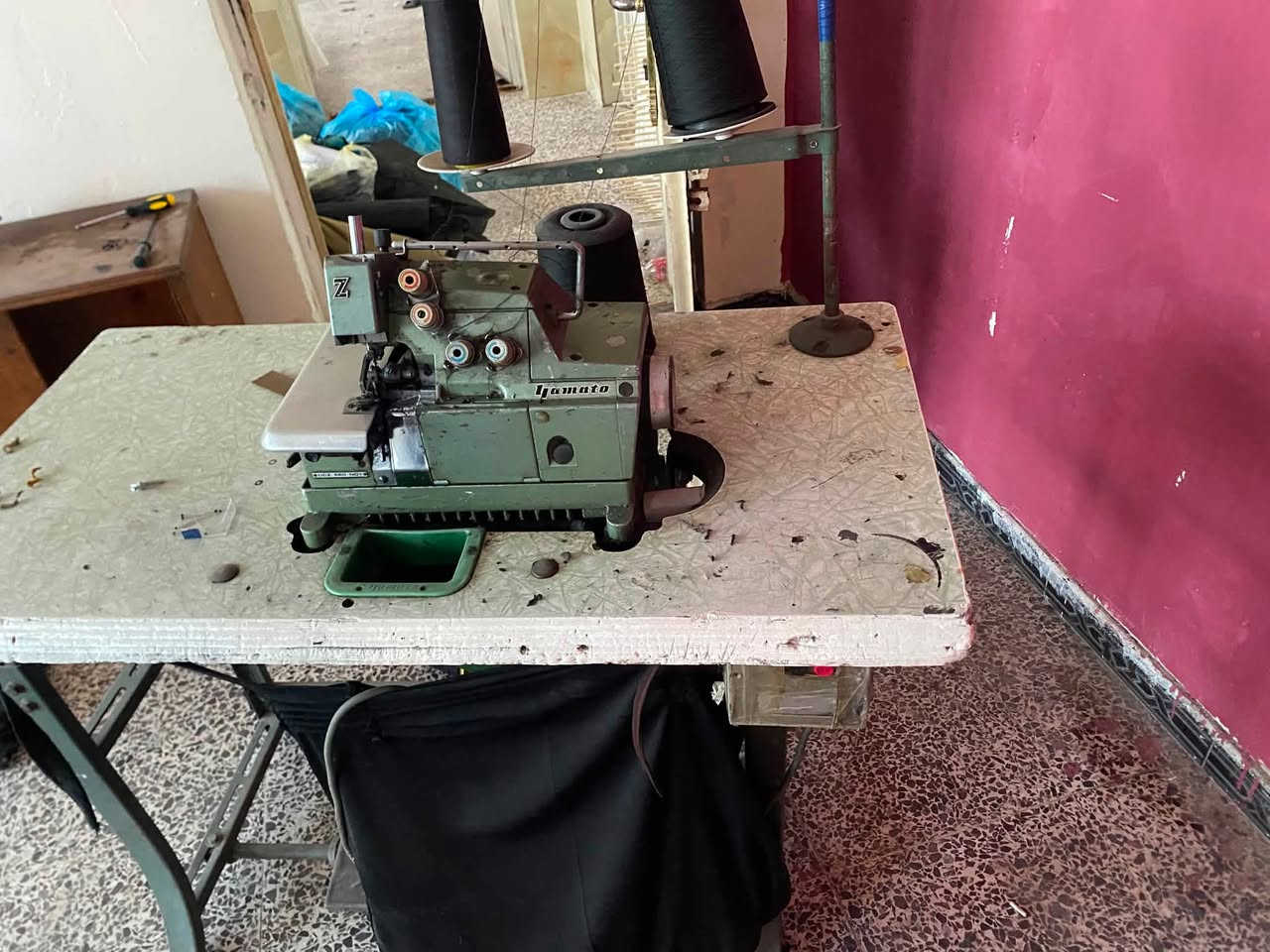 سلام عليكم غراض مال خياط للبيع المكينه جاكيت طويله ول وتماتيك نضيفه ستخدام شهيره سعرها ٤٥٠ الف والعراض البقيه هم للبيع ***********
