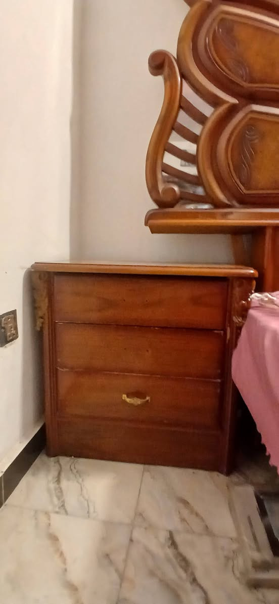 السلام عليكم 
غرفة نوم للبيع ٧ قطع 
كنتور ٦ ابواب 
غرفه ضخمه 
صاج عمل عراقي تفصال و ليس جاهز
السعر ٦٥٠ ألف 
مع كاونتر المنيوم الاصل احمر و اسود بس مغلف كما موضح بالصوره تكدر بكل سهوله تلغي التغليف السنك مرمر 
سعر الكاونتر ٢٥٠ الف
غير متواجد على الفيسبوك 
للاستفسار اكثر الاتصال على الرقم التالي
***********
العنوان بغداد حي البنوك
