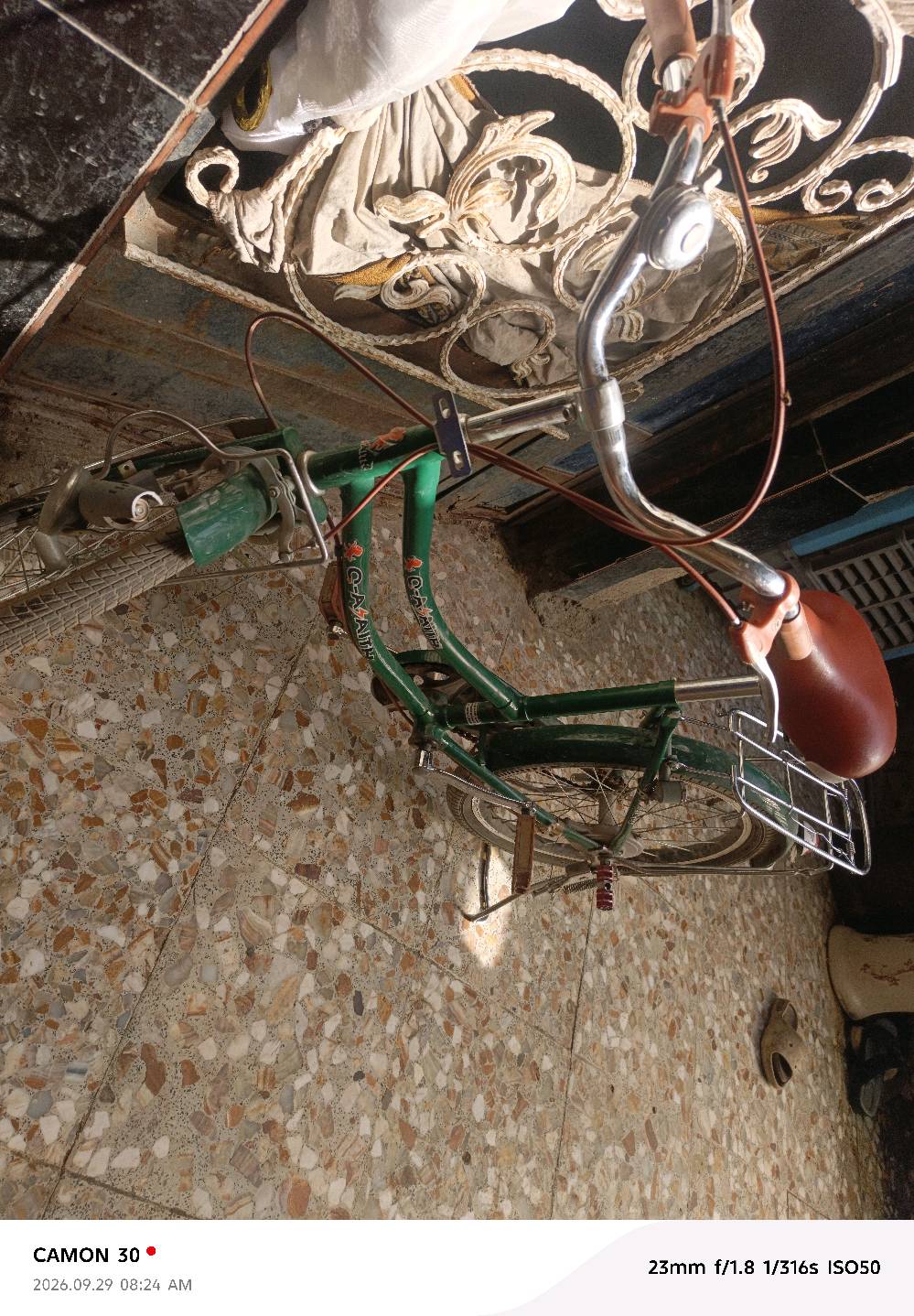 بايسكل حجم عشرين نضيف كلشي مابي بس يحتاجلة غسلة
