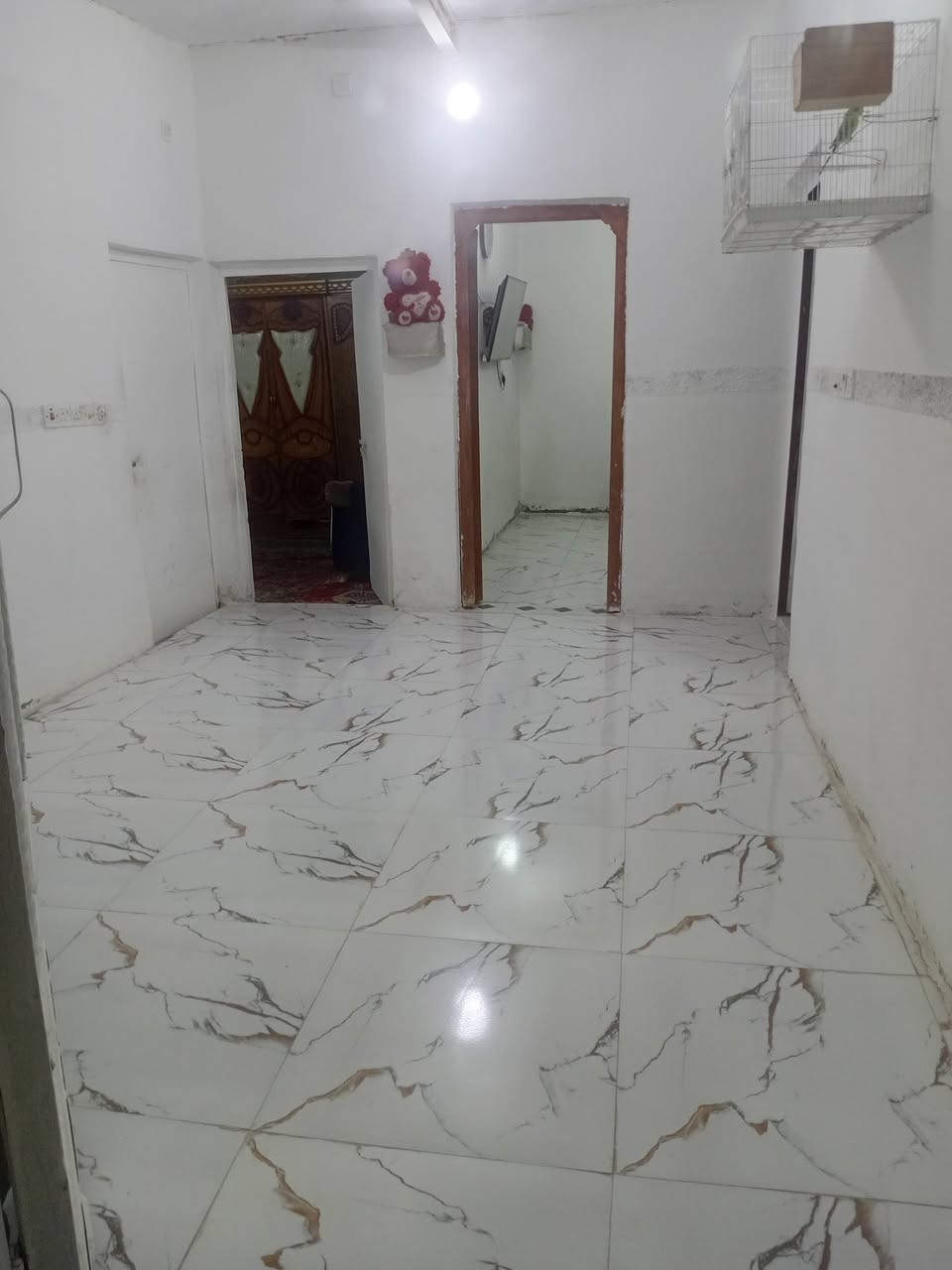 بيت تجاوز للبيع في مغربه على الشارع العام بنص الطابو بشارع جامع الاحرار يتكون من غرف عدد2مناورعدد2 صاله  مطبخ استقبال صحيات داخليه ساحه جبيره للسفسار اتصل ***********
