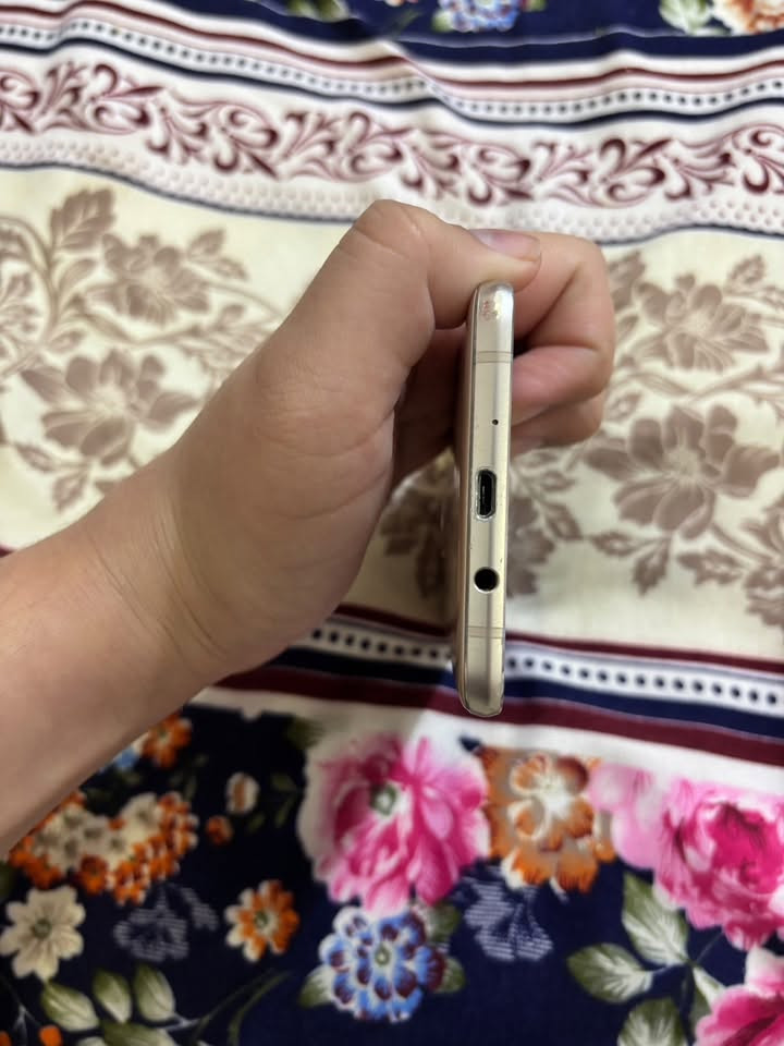 سلام عليكم 

عندي سامسونج galaxy J7
‏الذاكرة16
‏العشوائية2
‏النظافة 100

فقط الزر اللي بالجانب￼ فقود 

تواصل ***********

سعره 30
