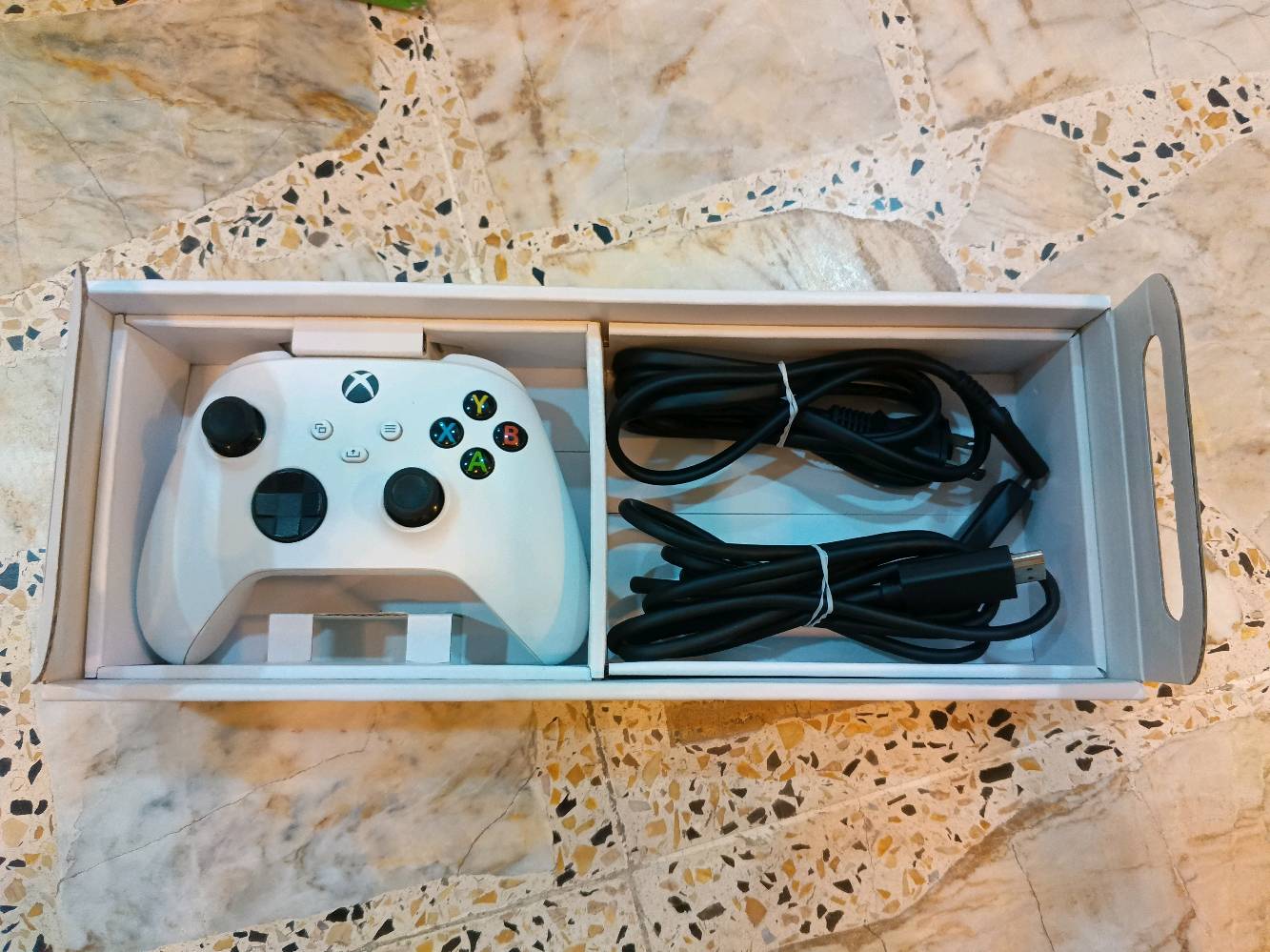 السلام عليكم
للبيع اكس بوكس سيريس اس ( xbox seres s) ابيض
1تيرة (1000جيجا) اصدار 2024 
ملحقات الجهاز كامله و نظيفة و اصليه 
اليده الاصلية + الوايرات + الكارتونه
كل الاغراض نظيفة و بدون لا عطل ولا تصليح مال شركه
الجهاز نظافته 100% اخو الجديد استخدام اقل من سنه
السعر (600) الف دينار ( بي مجال بسيط للمشتري الجاد) 
المكان:  بغداد/ الدورة
التسليم يد بيد
للتواصل و الاستفسار، راسلني خاص او واتساب 
(***********)