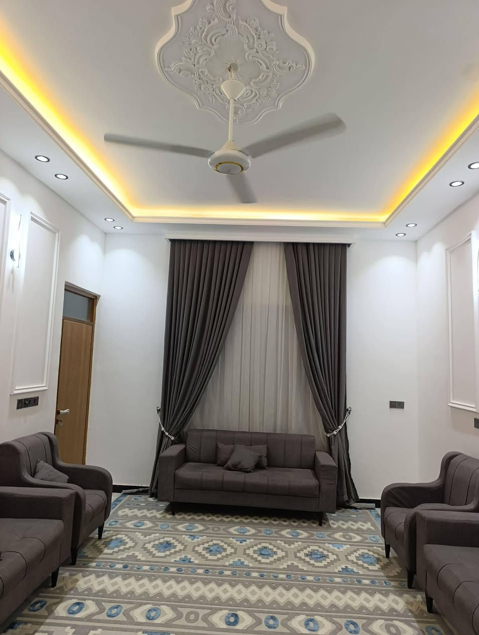دار  للبيع – دار طابو صرف
🏠 دار للبيع في الشافعية قرب معمل الاعلاف نزلة حسينيه عبد الزهرة الكعبي 
يبعد 100 متر عن الشارع العام 
📐 المساحة: 250 متر
📄 السند: طابو صرف 
مطلوب  اسكان 45 مليون
🔹 تفاصيل الدار:
بناء جديد 2025 
كونكريت مسلح 
2 غرف نوم
كليدور
صالة
مطبخ ( حار وبارد+
براني
صحيات داخلية
صحيات خارجية
شبابيك المنيوم
سقوف جبسن بورد 
ملاحظة الاسكان يبقه عليه اني اتكفل بي وحاضر لأي ضمانات للاستفسار خاص او الاتصال ***********
