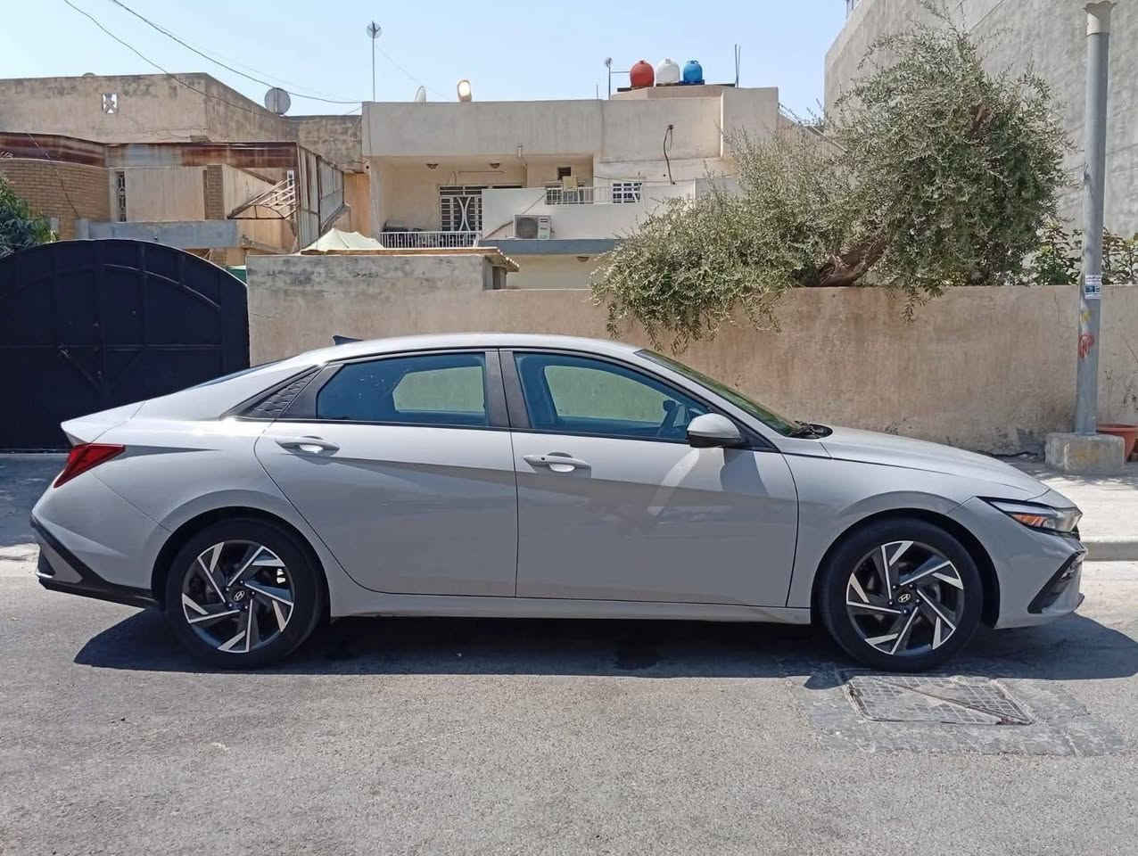 سعر مناسب جوه خواتها
لون سمنتي مميز اعلى مواصفات 
النترا موديل 2024 
ماشيه 30 الف مايل
فول مواصفات 
بصمة ابواب وبصمة تشغيل فتحة (سلايد روف ) 
محرك 2.0 دوش المرغوب 
بيها شوية بارد وتكحيل بالبنيد  بدون فتح بجم كبس خلف كبس صفاح السيارة موس بدون ايرباك بدون صبغ   
مكان السيارة حي العدل 
للاستفسار ***********
