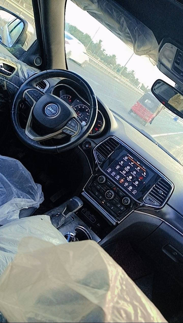 للبيع جيب كراند شيروكي 2020 محرك 6 اسلندر 3600 لمتد فول مواصفات حادثها جاملغ او بنيد مال أمريكيه مبدل بيها فخذه من البنط شغل درجه اولى اوبيها مكانات البيبان صبغ موجود عندي الصور الي يريد يجي خاص السعر. 175 او بيها مجال 

1 رادارات جانبيه
2 حساسات
3 رادار أمامي
4 توقف ذاتي عند الرجوع
5 كشنات كهرباء خزن ميموري
6 استيرن كهرباء
7 كشنات تدفئه تبريد
8 تبريد منفصل
9 بنوراما
10 جنطه كهرباء

للأستفسار والتواصل *********** متواجد ماسنجر

