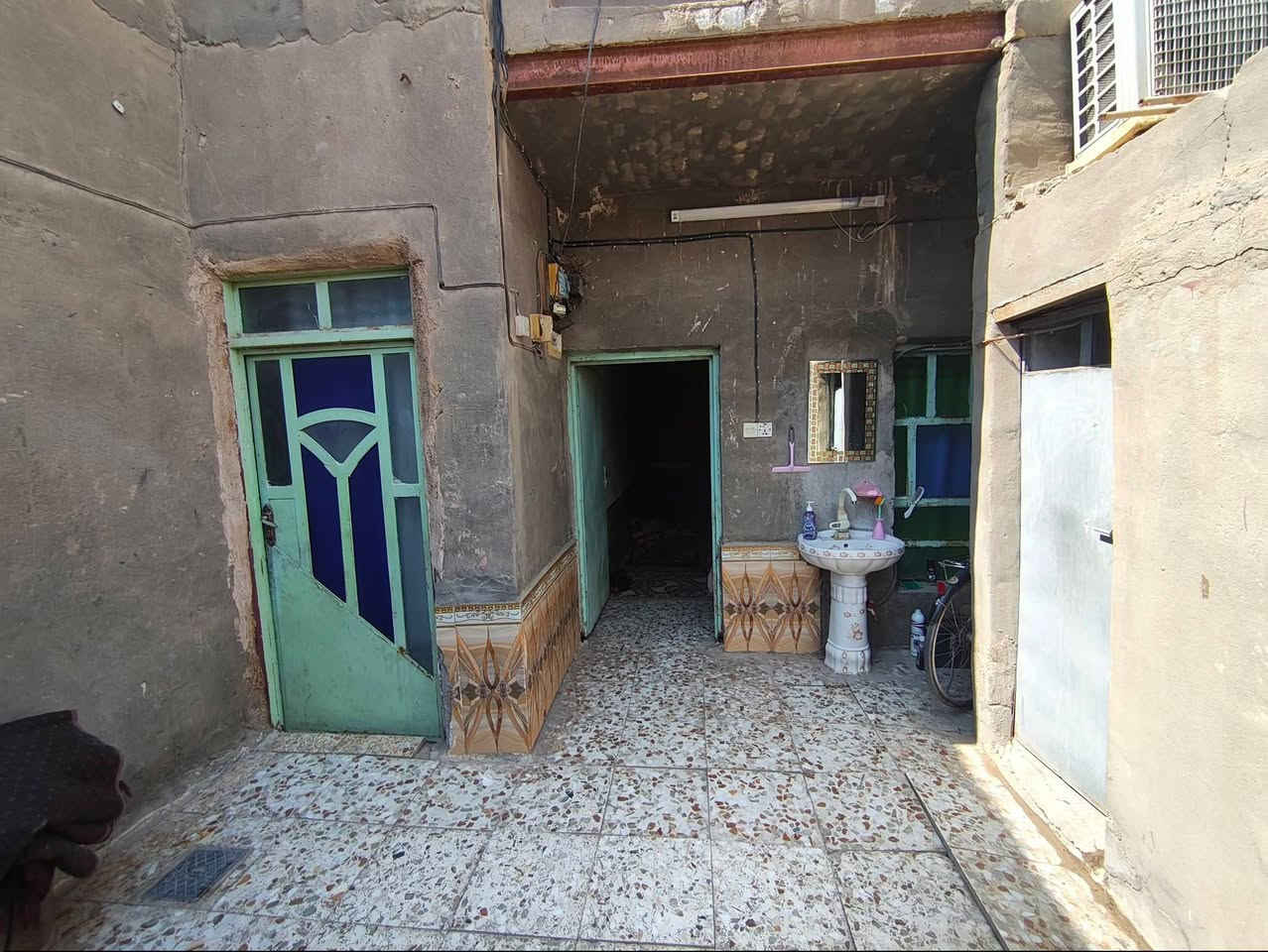 بيت للبيع 100 متر مربع زراعي مشمول بالتطويب غرفة وصالة وبراني ومطبخ ومخزن 2 فوك وجوه وصحيات خارجية 

بستان الخزاعل مقابل مطعم سيد كاظم مجاور بيت علي
حياوي المؤذن
***********
