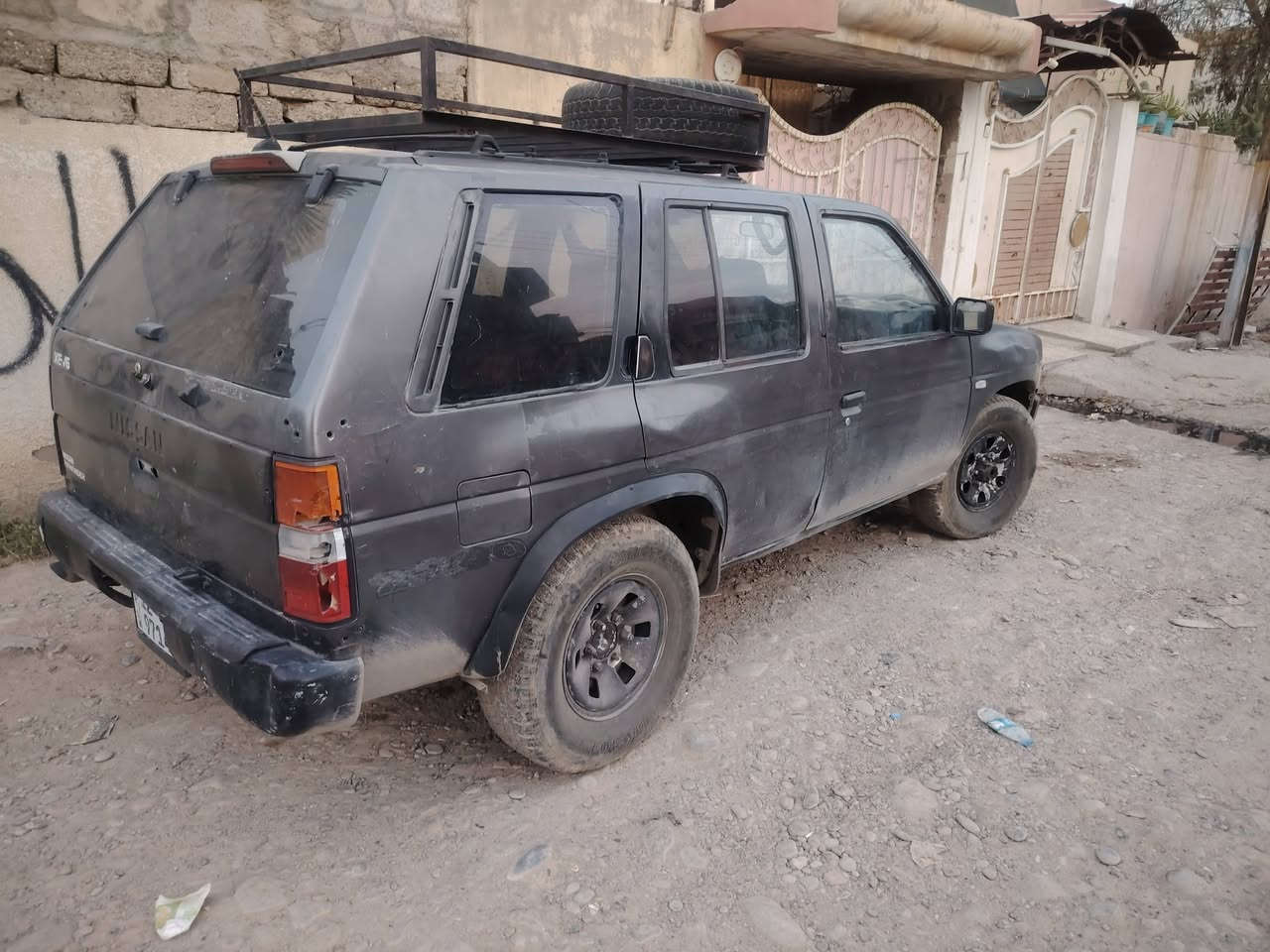 نيسان بافندر مديل 91 رقم نينوى مصطره كاربون بانزين بيها محرك بلادي 6 محرك تعبان سيارة شغاله وتمشي كير شرط وايرمنيه شغاله السعر 22 وبيها مجال ترهم مراوس  ***********
