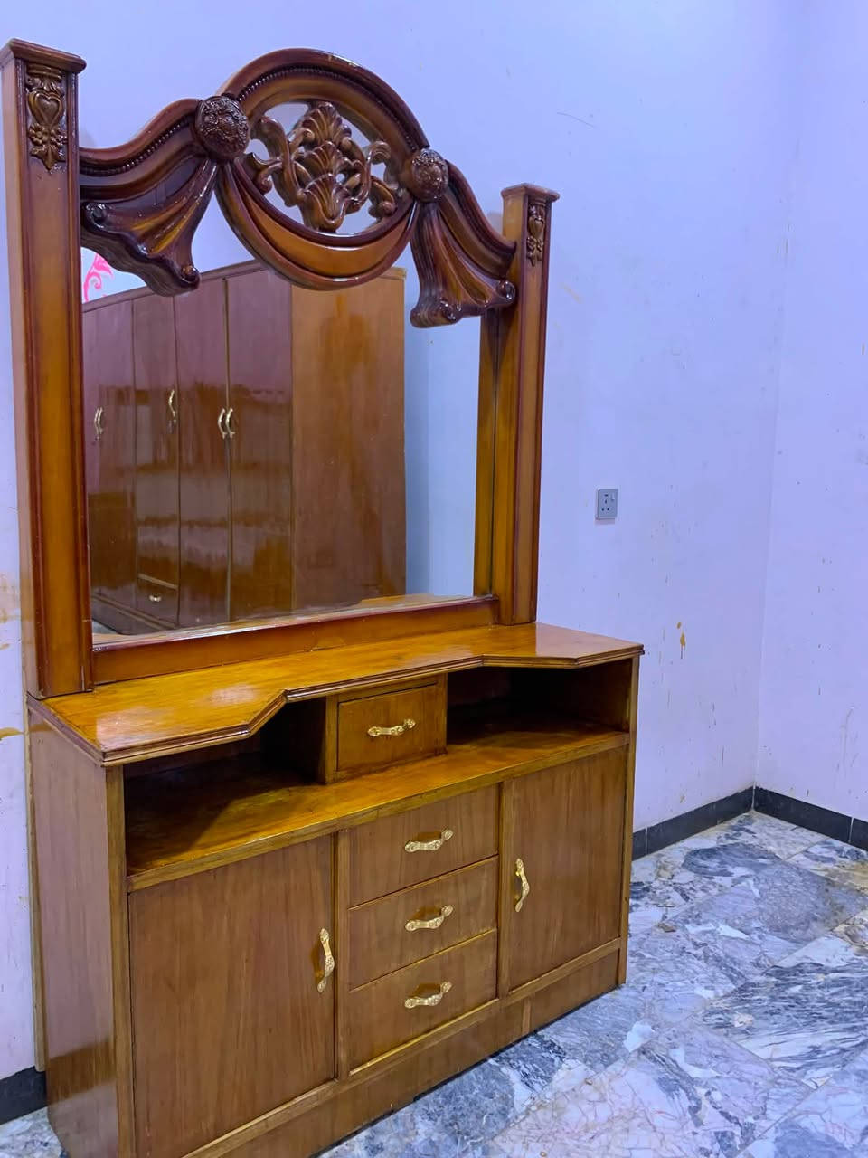 اترخص من مدير محترم عندي غرفه نوم خسمه بيبان نضيفه وصاج اي ضرار مابيه داخل وخارج صاج تخت جربايه بلوك صاج الغرفه سعره مناسب ايضا 400 الف فقط رقم هاتف *********** بغداد مكلفه بالنشر اتصلو عل رقم فقط
