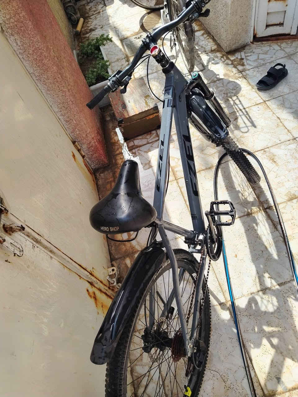 🚲 للبيع بايسكل جبلي رياضي بحالة ممتازة 🚲

للبيع بايسكل جبلي ستايل رياضي وشكل مرتب، مناسب للرياضة والمشاوير والاستخدام اليومي، ومجهز بمواصفات ممتازة.

✨ المواصفات:
✅ هيكل رياضي قوي ومتين
✅ مساعد أمامي لامتصاص الصدمات
✅ ديسك بريك أمامي
✅ سرعات متعددة
✅ تايرات عريضة مناسبة للشارع والطرق المختلفة
✅ رفرف أمامي وخلفي
✅ مقعد رياضي مريح
✅ شكل أنيق بلون رمادي وأسود

📌 الحالة: مستعمل ونظيف وحسب الصور
🔍 المعاينة خير دليل

💰 السعر المطلوب: 150 ألف دينار عراقي وقابل للتفاوض للجادين

📩 للمهتمين يرجى التواصل على الخاص.

بايسكل مرتب وجاهز للاستخدام، فرصة للي يريد بايسكل رياضي بسعر مناسب 🚲🔥
للاستفسار والتواصل ***********
الاستفسار والتوصل***********

