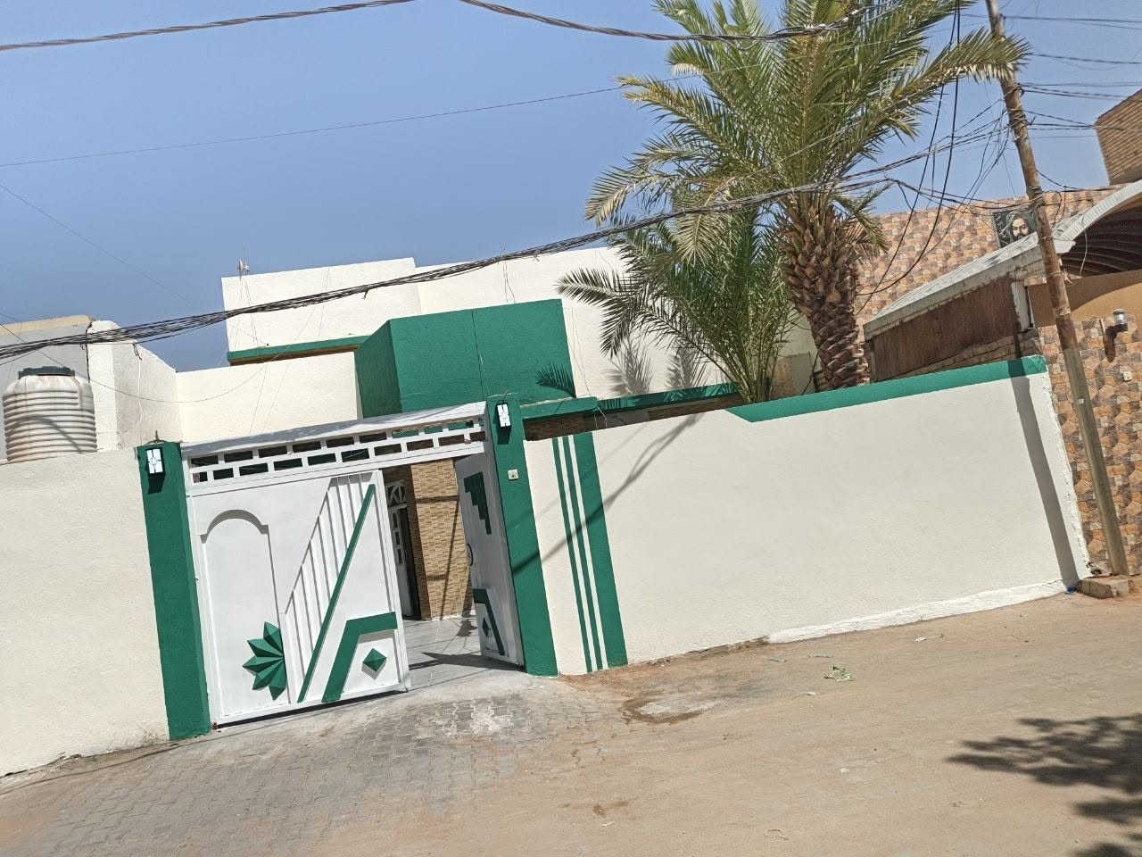 بيت للبيع حي القادسيه مساحه 220خلف مطعم  فواد سيلاوي على ساحه البيت طابقين البيت طابق الاول بي استقبال وصاله 3غرفه نوم  مطبخ حمام مكشوفه عدد 2مدخل كراج سياره حديقه طابق الثاني بي صاله صغيره 3غرفه نوم سعر البيت 385بي مجال***********
