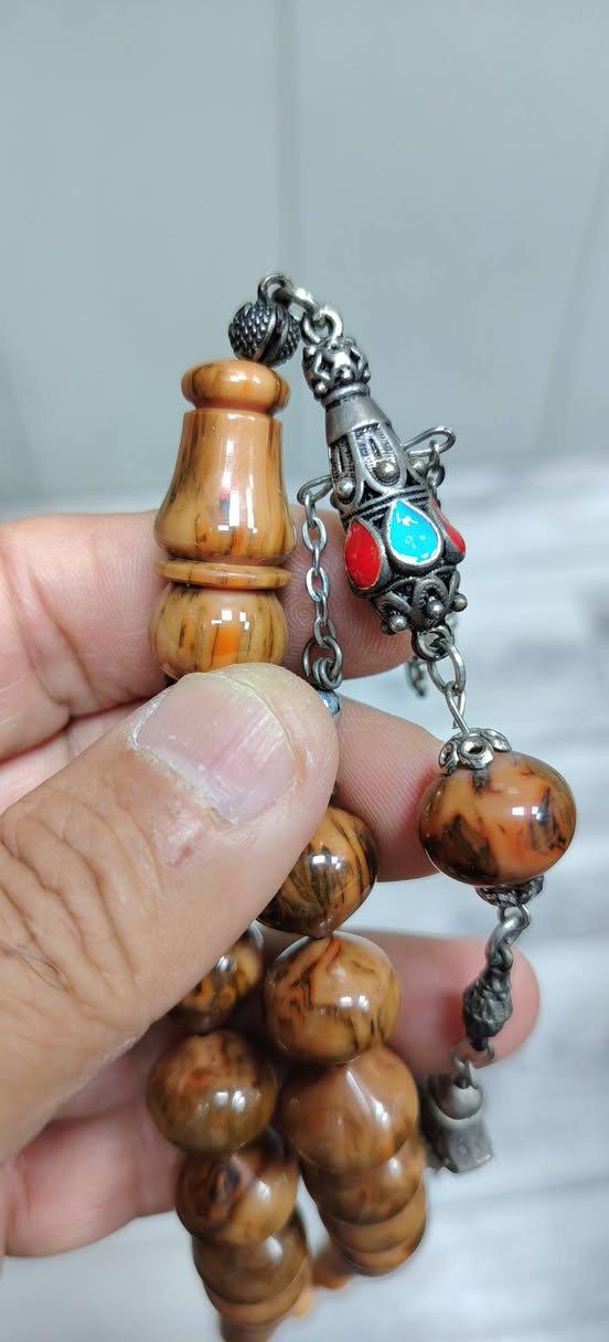 السلام عليكم عروض خاصه ولمده محدوده
سبحه سندلوس ألماني ضبعه خراطه يدويه الشاهد طراز هوروز كركوشه انتيمون طلاء ثابت مع حبه اضافيه قياس الحبه ١٥ مليم گصه عرموطي او يسميه البعض دمعه بوزن ٨٤ غم مسبحه تسر الناظرين والتصوير ضالمه للحجز والاستفسار التواصل على الخاص والتوصيل مجاني لجميع أنحاء العراق حصرا مع علبه هديه تحمل علامتنا التجاريه
وتدللون اغاتي
