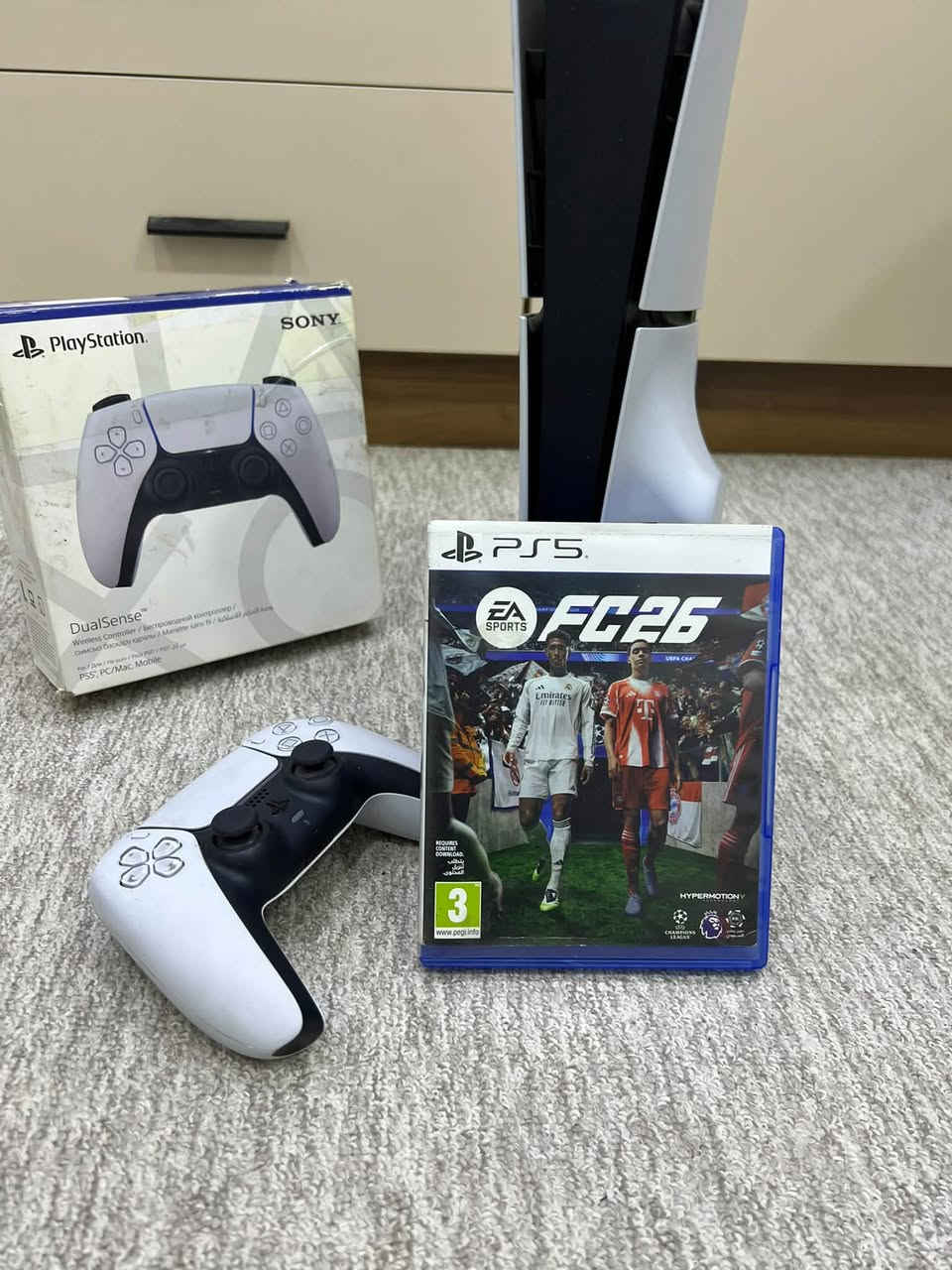 للبيع بلي فايف سلم 1 تيرا الطافي ديسك
+ جوستكين 2 
+ قرص فيفا FC26 
+كامل ملحقاته وكيبلاته وكارتونته 
كلشي بسعره والي يريدهن كلهن اله تخفيض 
مكان بغداد الكاظميه وعندي توصيل 
للتواصل ***********
